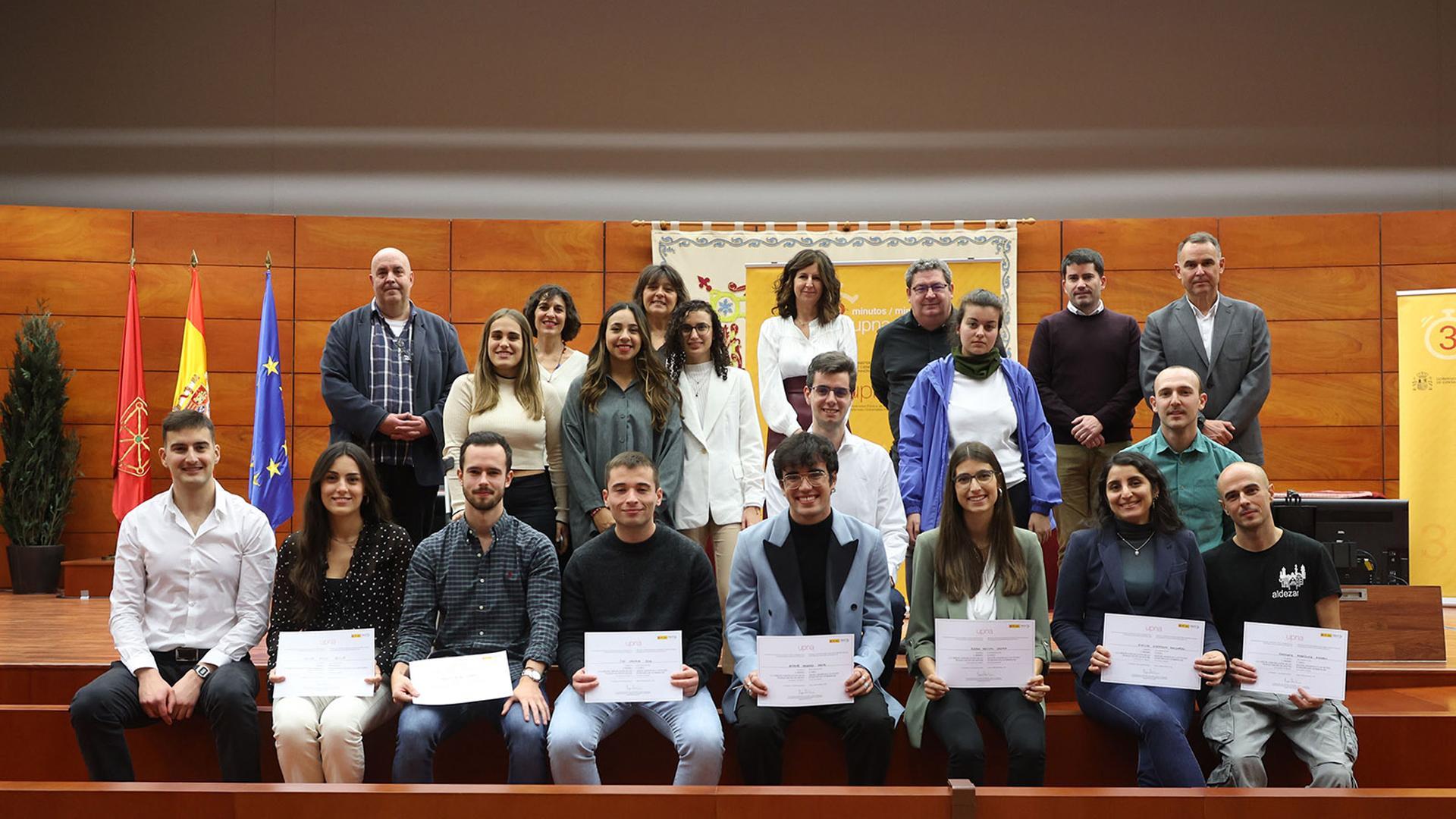 Ganadores y ganadoras (sentados, con el diploma, de izda. a dcha.: Elisa Irujo, Rodrigo Arvizu, Jon Urdioz, Nicolás Magarin, Nerea Pascual, Evelyn Gerrero y Norberto Rodríguez). En el extremo izquierdo de la fila, el finalista Álvaro Martín Castilla. Segunda fila, de izda. a dcha., los y las finalistas Irene Izco, Victoria Peñafiel, Mara Concepción Álvarez, Sergio Ibáñez Losantos, Isabel Jaso y Mikel Hualde. Fila superior, de izda. a dcha., Óscar Orzaiz (director del Grupo de Teatro de la UPNA) e integrantes del jurado: Gurutze Pérez Artieda, Mercedes Sánchez, Begoña Pérez Eransus, Jesús Rubio y Rodrigo Antón. A continuación, el presentador, Javier Izu