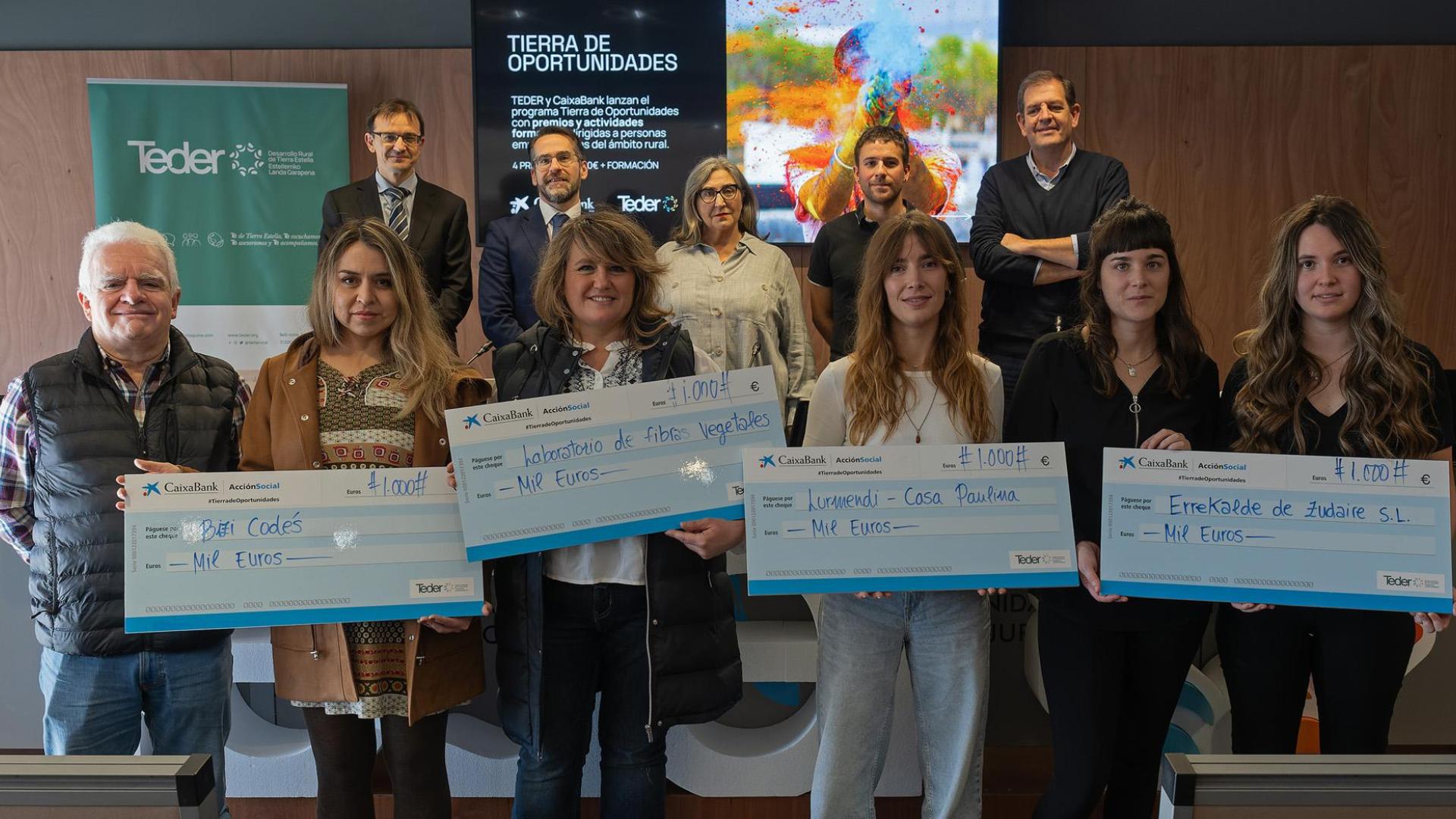Las personas emprendedoras acompañadas por representantes de Teder y CaixaBank tras la entrega este viernes de los premios