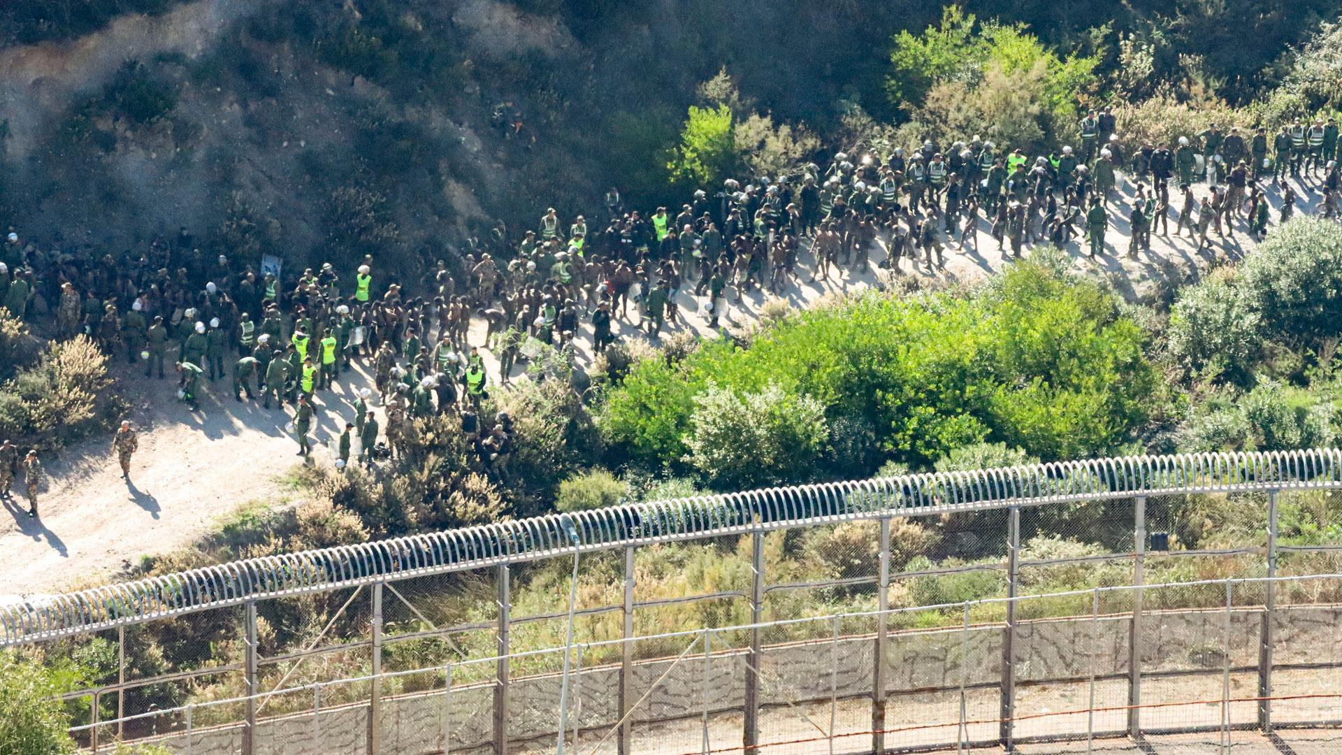 Más de 900 inmigrantes subsaharianos han intentado este viernes entrar en Ceuta en un salto masivo a la valla que ha sido contenido por Marruecos