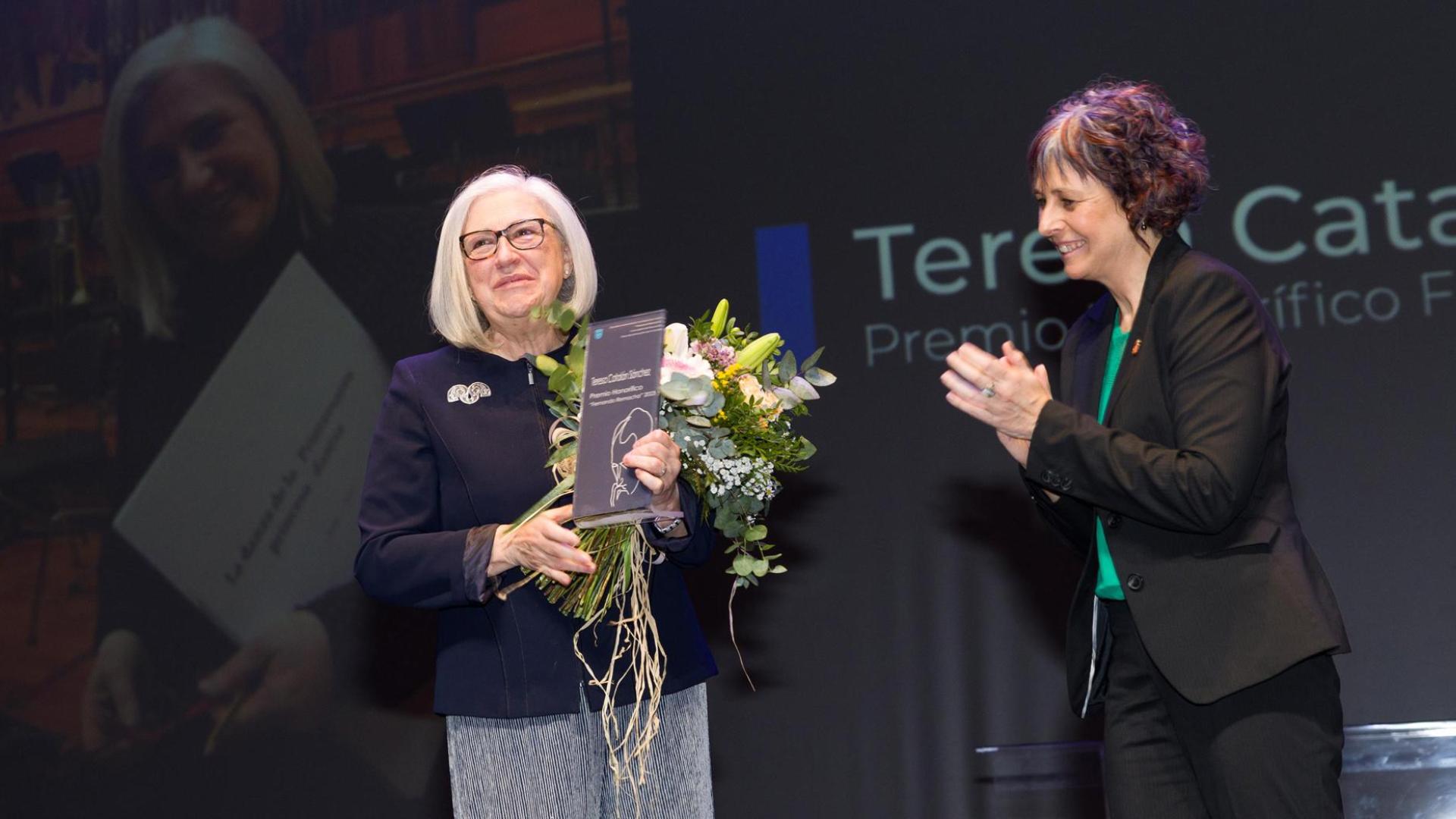 Teresa Catalán, con el Premio Fernando Remacha Honorífico 2023 que le entregó Rebeca Esnaola