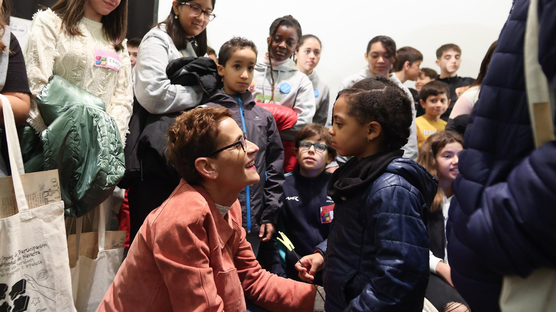 La Presidenta Chivite, con uno de los niños participantes en el encuentro