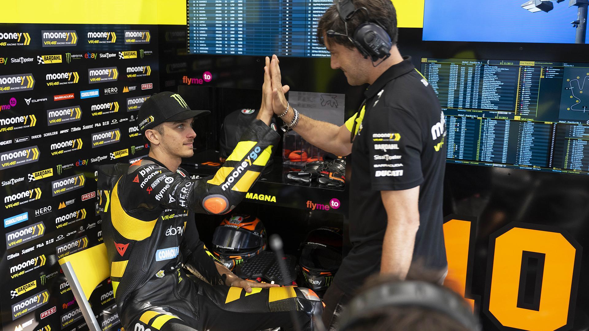 Luca Marini celebra con un miembro de su equipo la pole en el GP de Catar