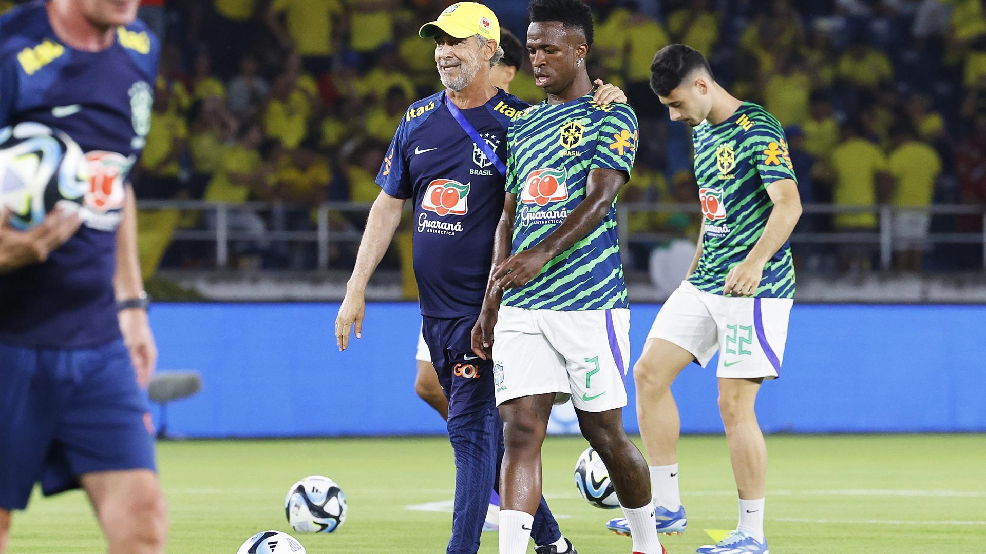Vinícius Junior se retira con un médico de Brasil tras la lesión