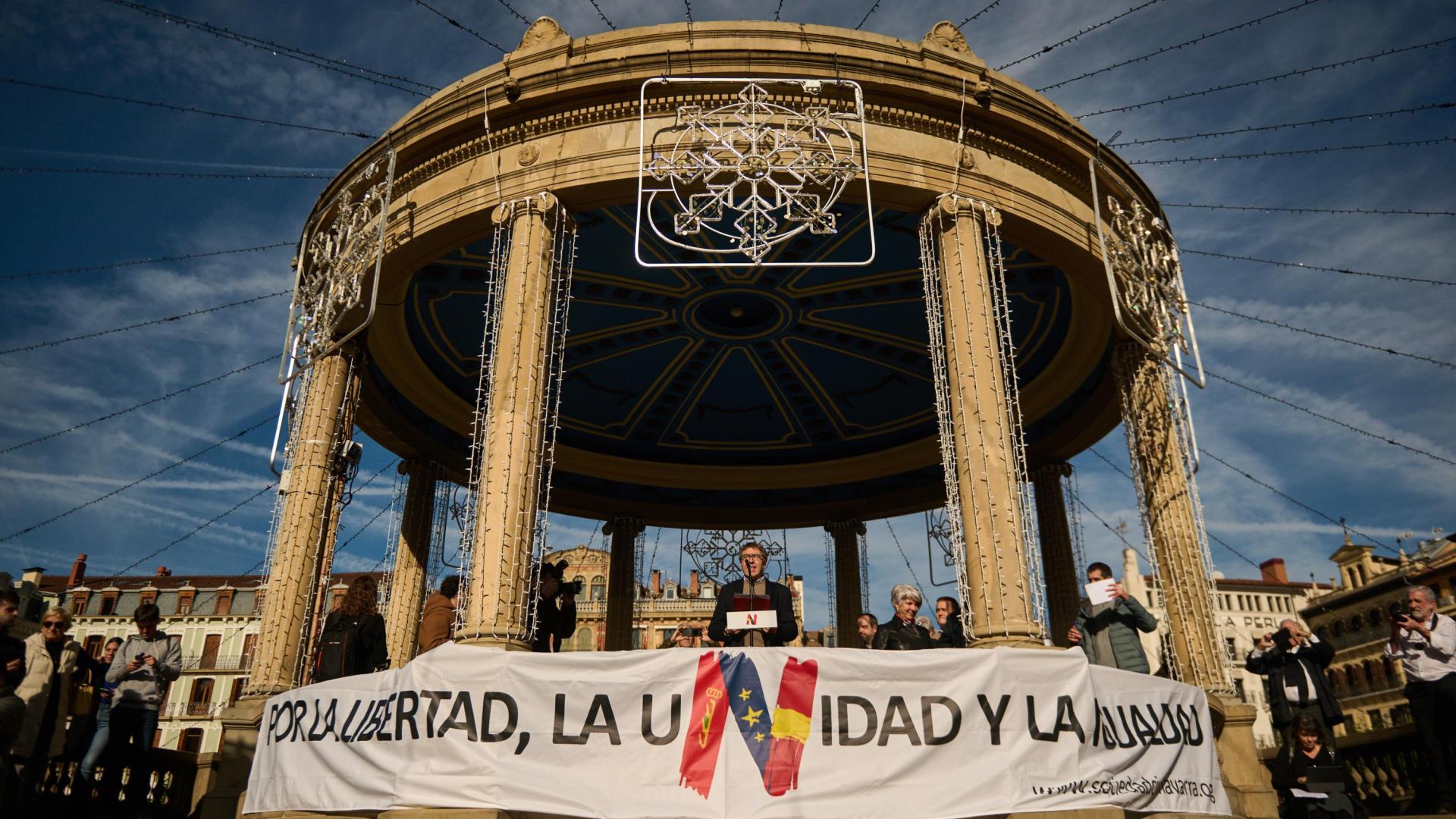 Eduardo López-Dóriga interviene en el acto desde el quiosco, y a su lado está Pilar Aramburo
P: 
L: PAMPLONA
T: CONCENTRACION CONVOCADA POR SOCIEDAD CIVIL NAVARRA EN CONTRA DE LA AMNISTIA