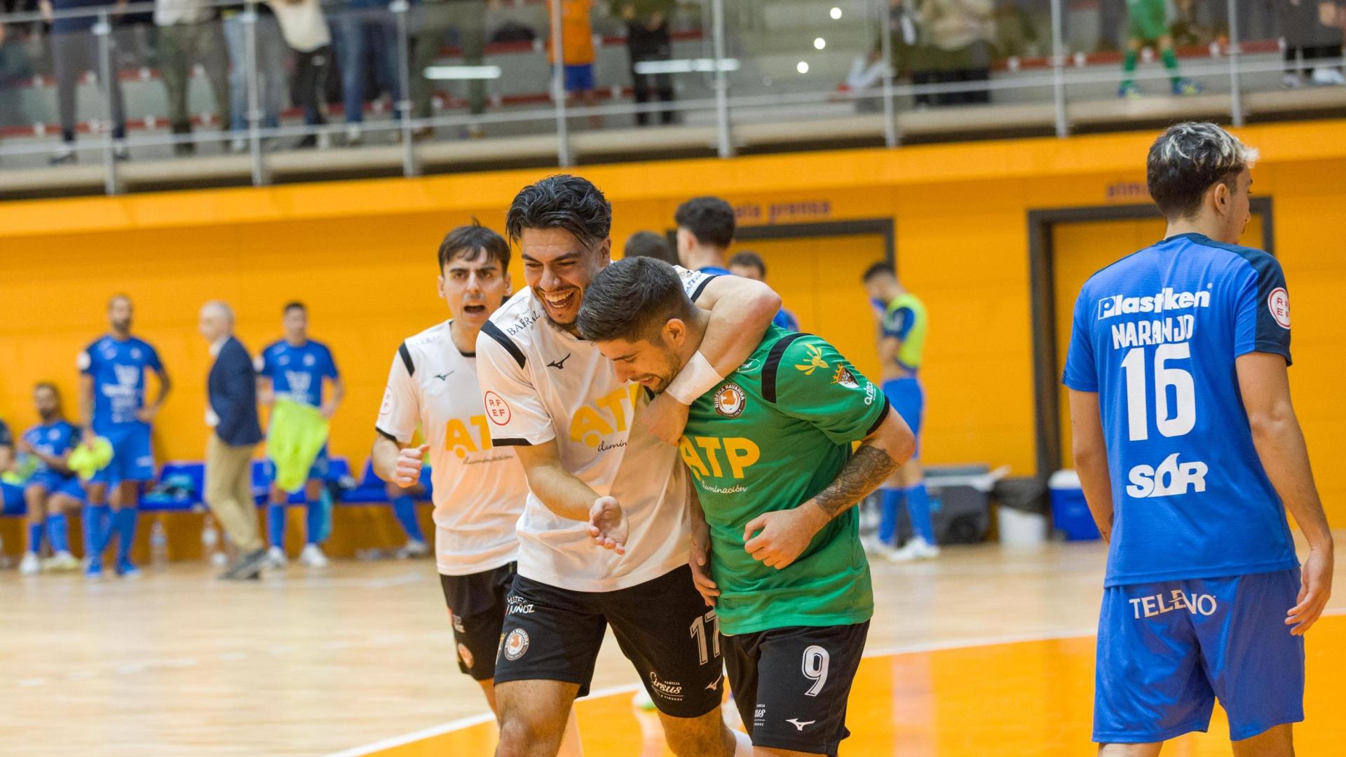 Soufian Charraoui y Ángel Claudino celebran el gol de este último. Detrás, Carlos Bartolomé
