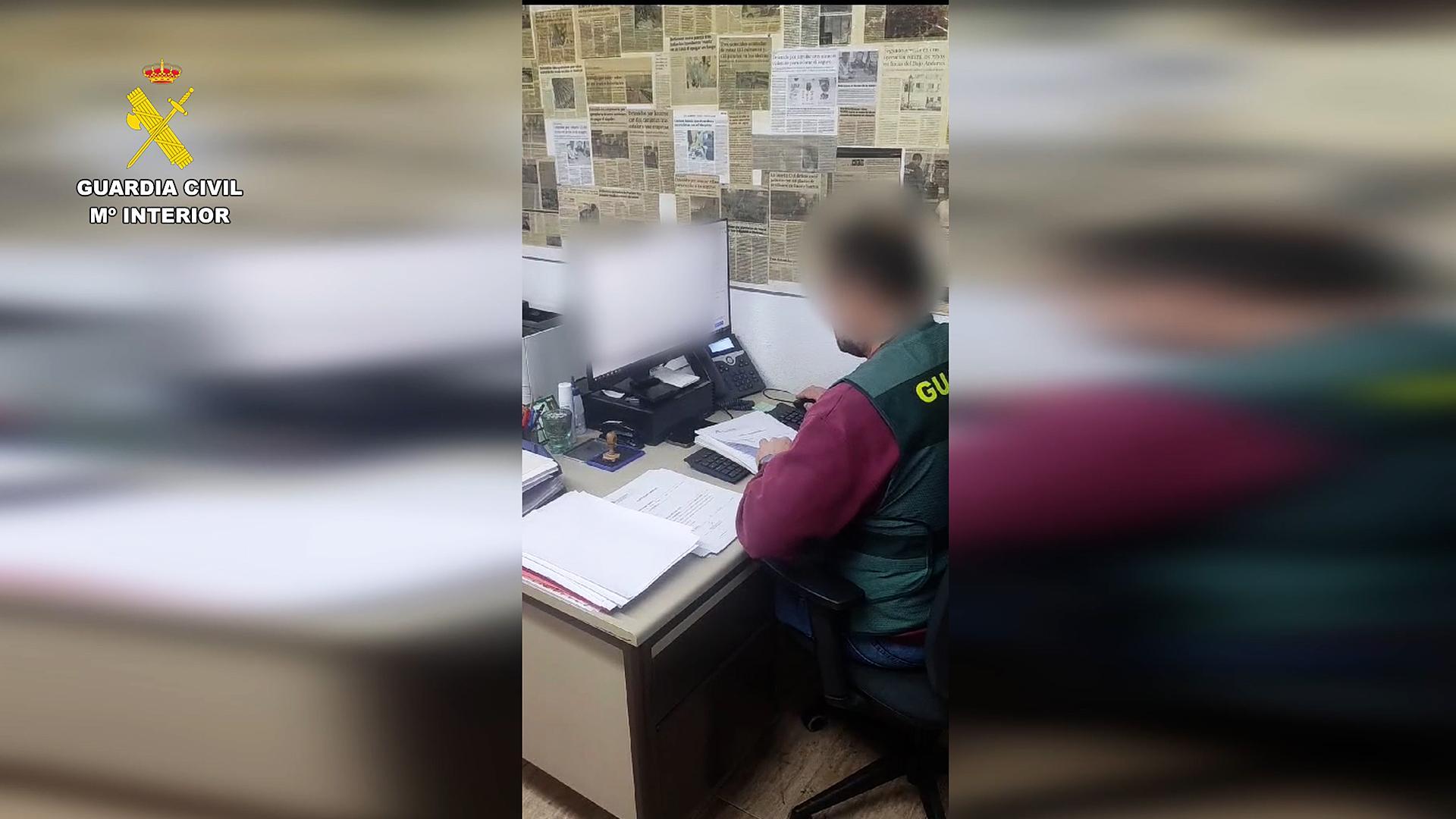 Un agente de la Guardia Civil investiga un caso