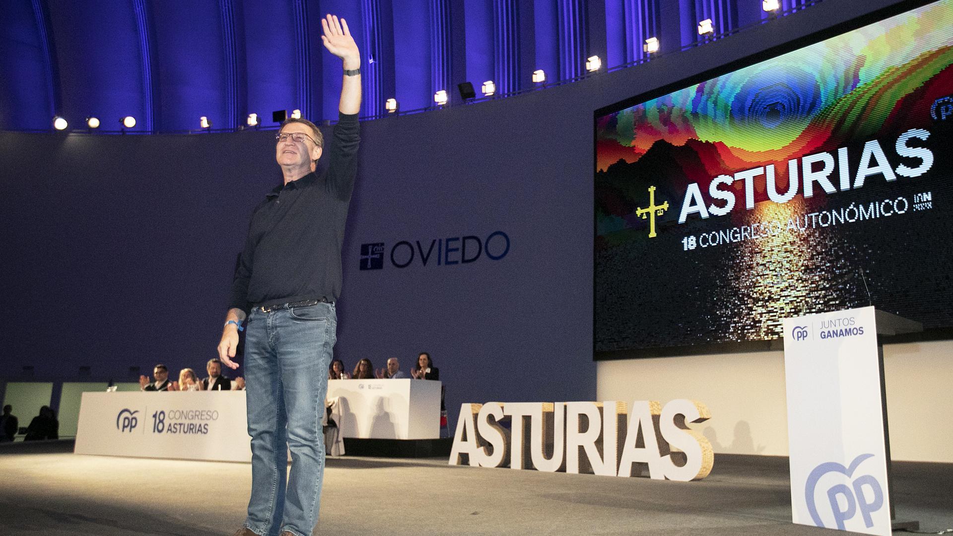 El presidente del Partido Popular, Alberto Núñez Feijóo, saluda a su llegada a la clausura del XVIII Congreso del PP de Asturias, en el Palacio de Exposiciones y Congresos