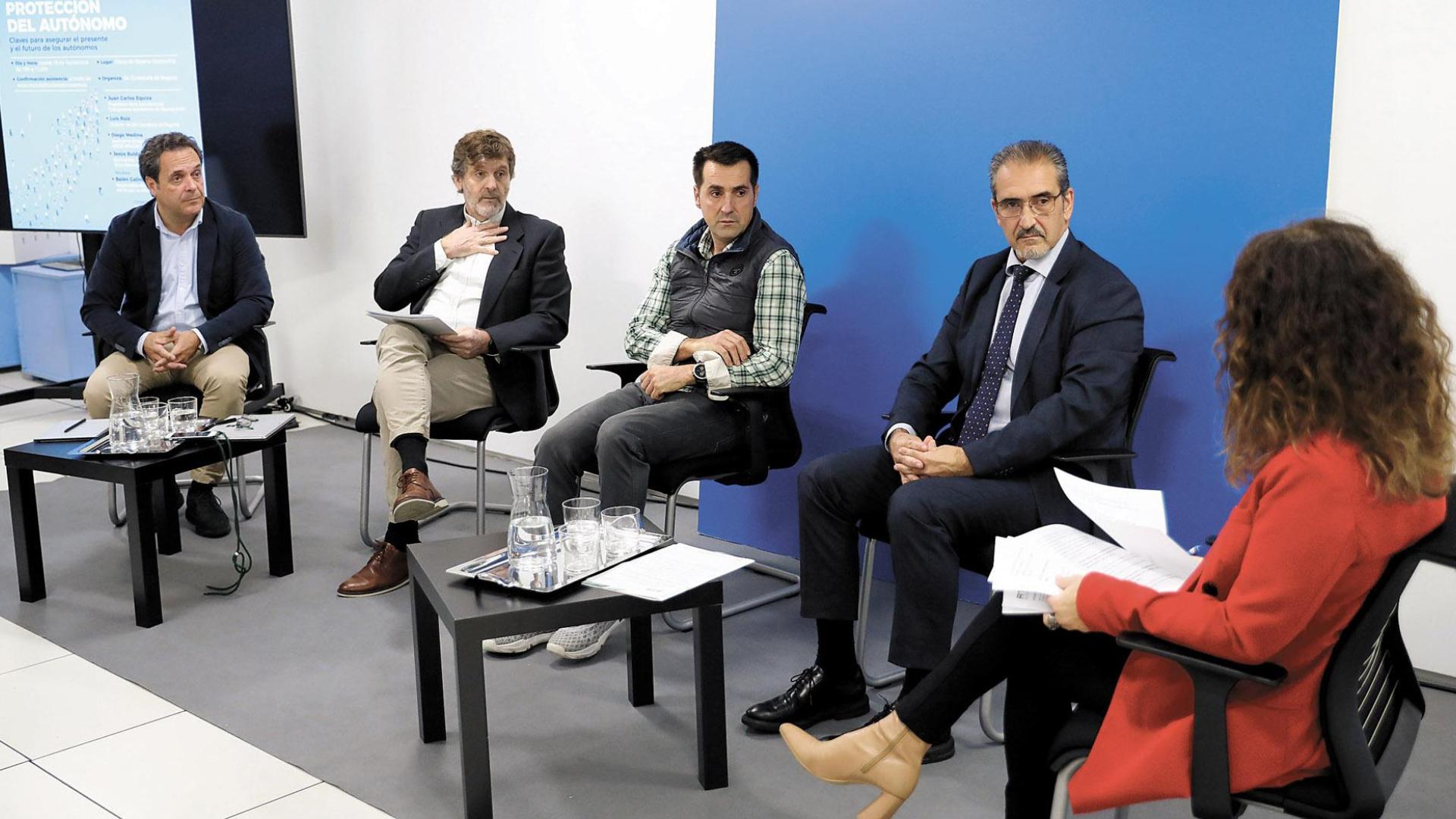 Los ponentes, de izda. a dcha: Luis Ruiz, Jesús Buldain, Diego Medina y Juan Carlos Equiza. Belén Galindo dirigió la mesa redonda celebrada en Diario de Navarra