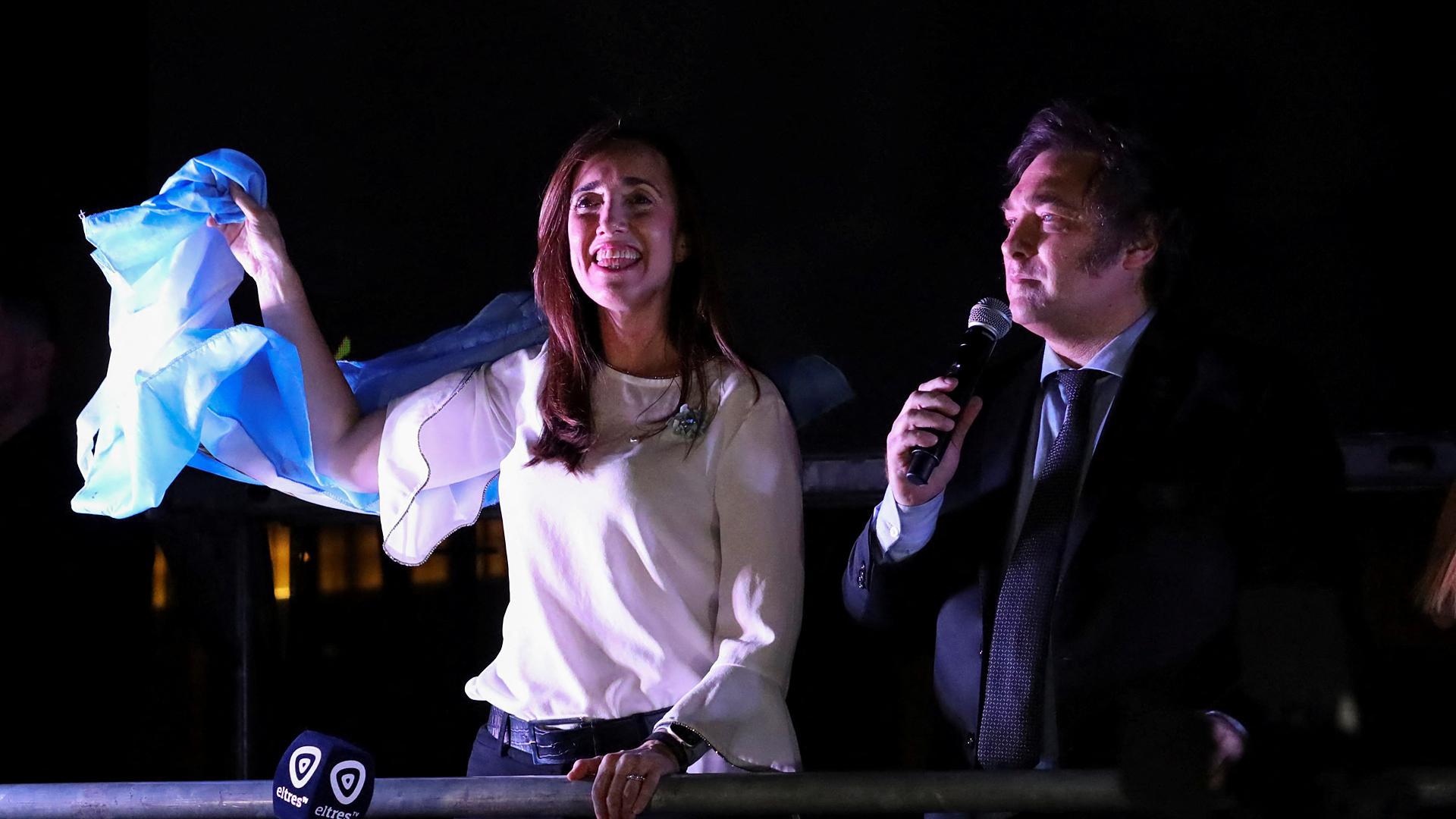 El presidente electo Javier Milei y su vicepresidenta, Victoria Villarrue agradecen el apoyo tras conocer la victoria en los comicios argentinos