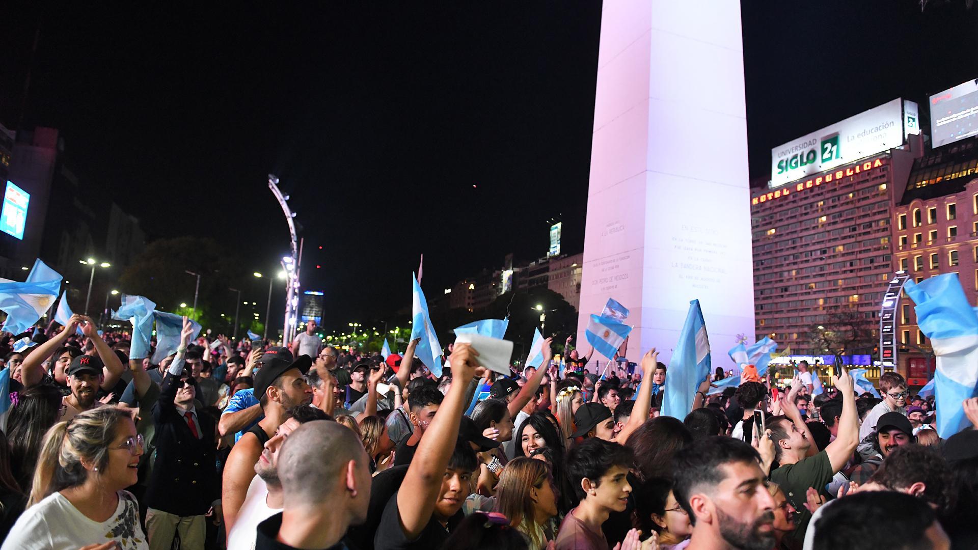 Seguidores de Milei celebran la victoria en una plaza de Buenos Aires