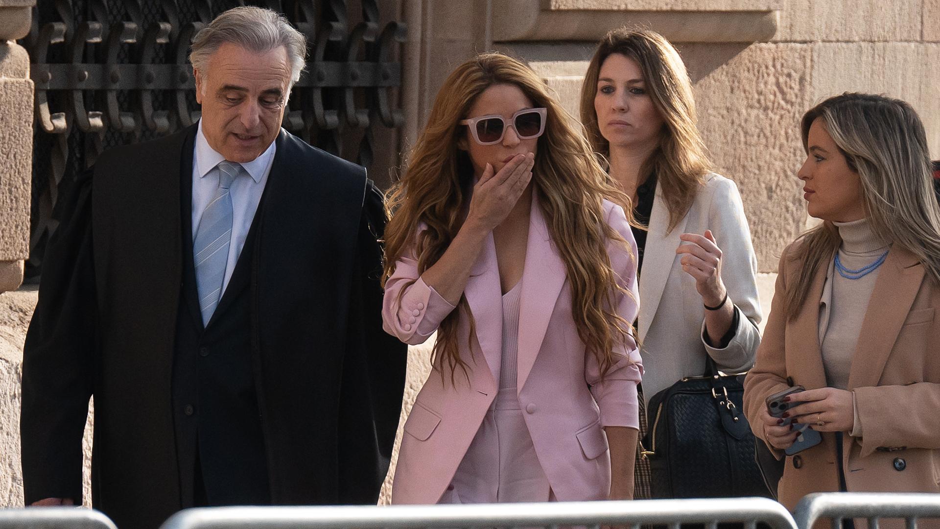 La cantante Shakira junto a sus abogados, Pau Molins (1º izda.), Miriam Company (1ª dcha.), a su llegada a la Audiencia Nacional