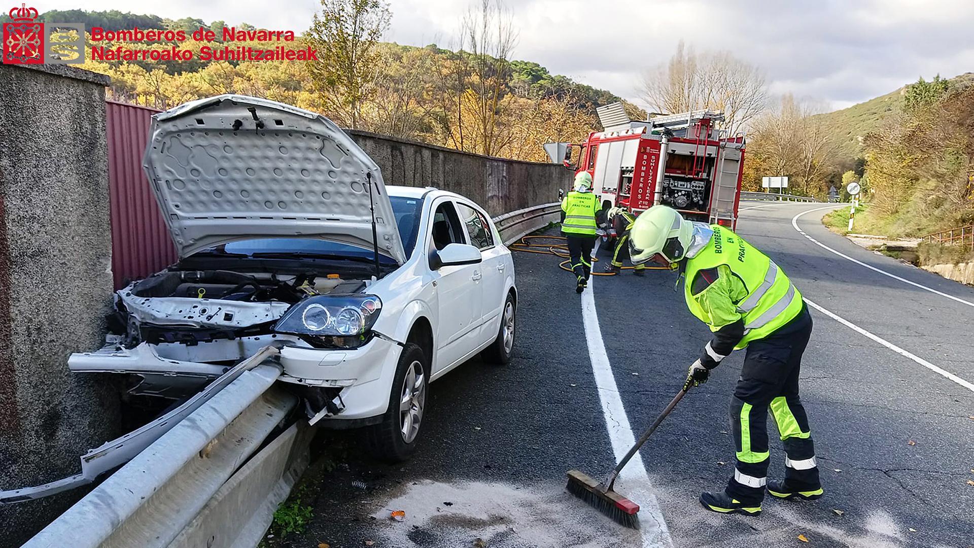 Imagen del automóvil tras sufrir una salida de vía en Estella