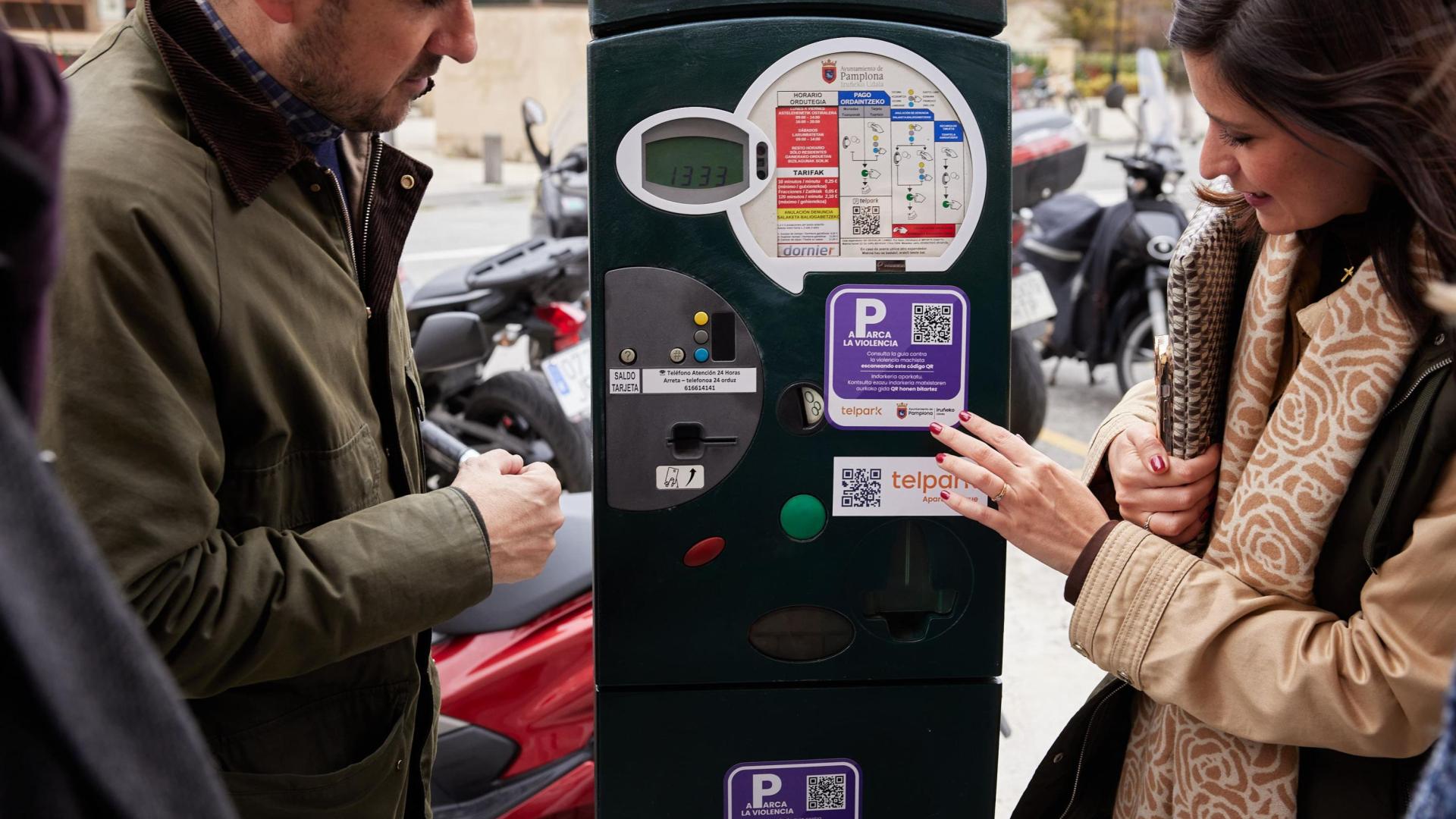 Nueva pegatina en los parquímetros de Pamplona