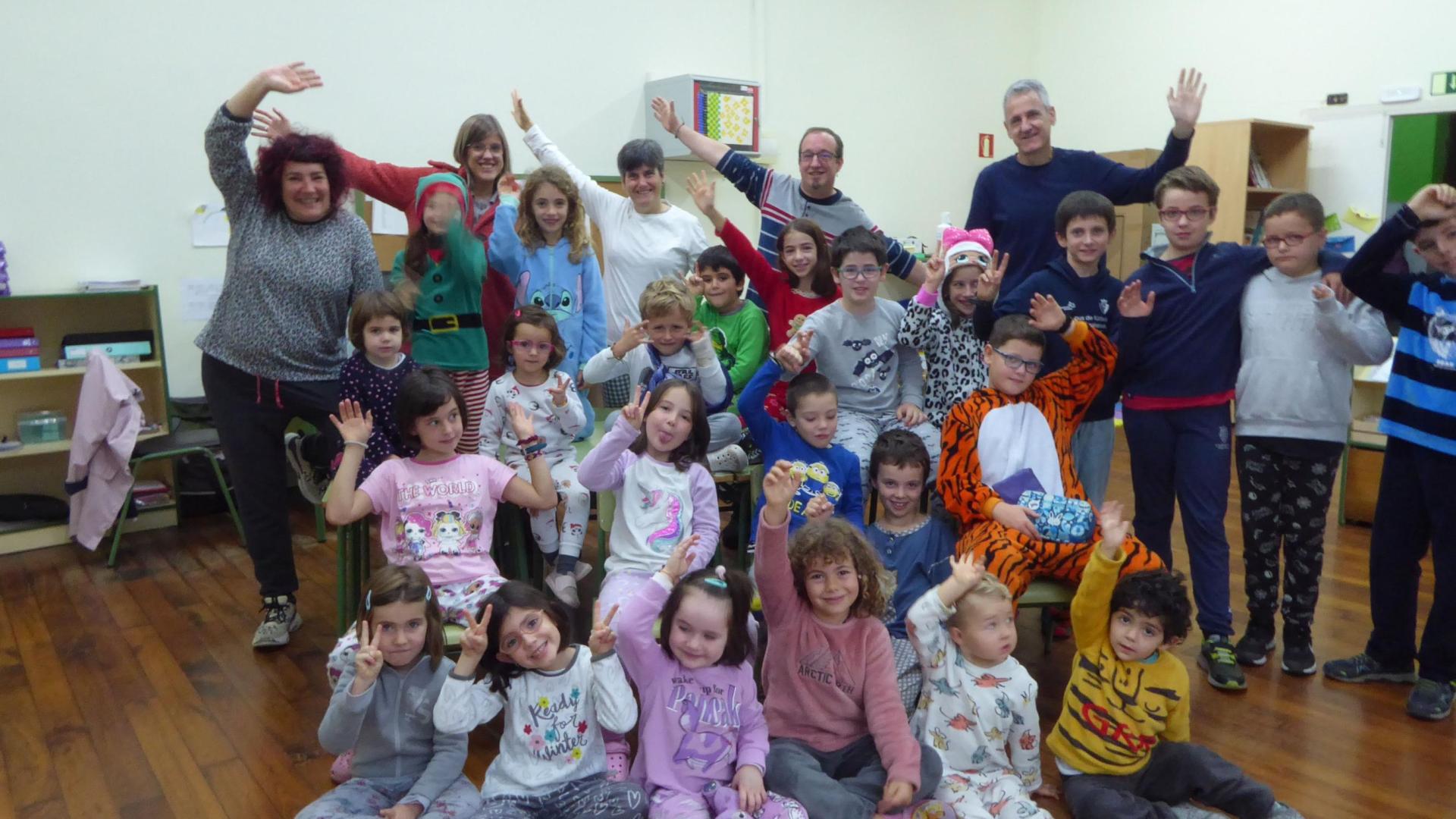 Alumnos, docentes y el alcalde de Baztan, en la celebración del Día del Pijama.