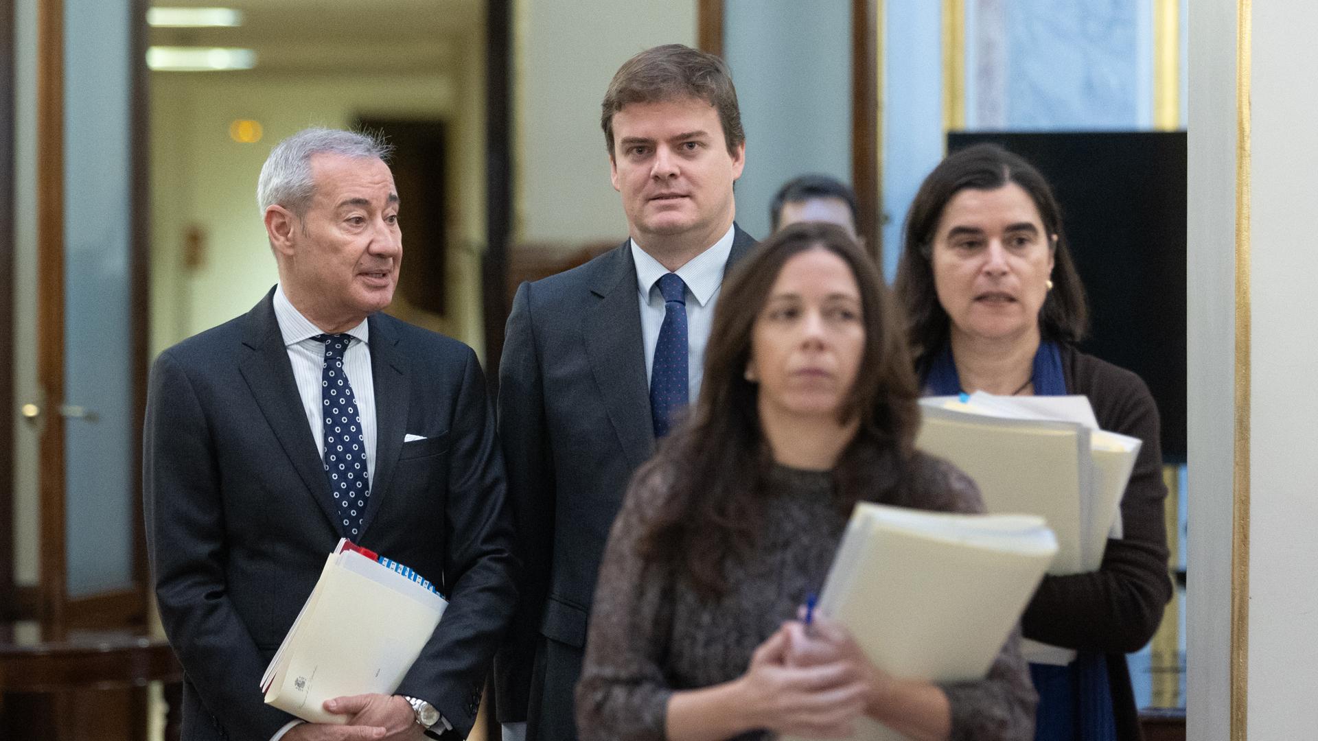 El nuevo Letrado Mayor, Fernando Galindo (derecha), a su llegada a una reunión de la Mesa del Congreso de los Diputados el pasado 14 de noviembre