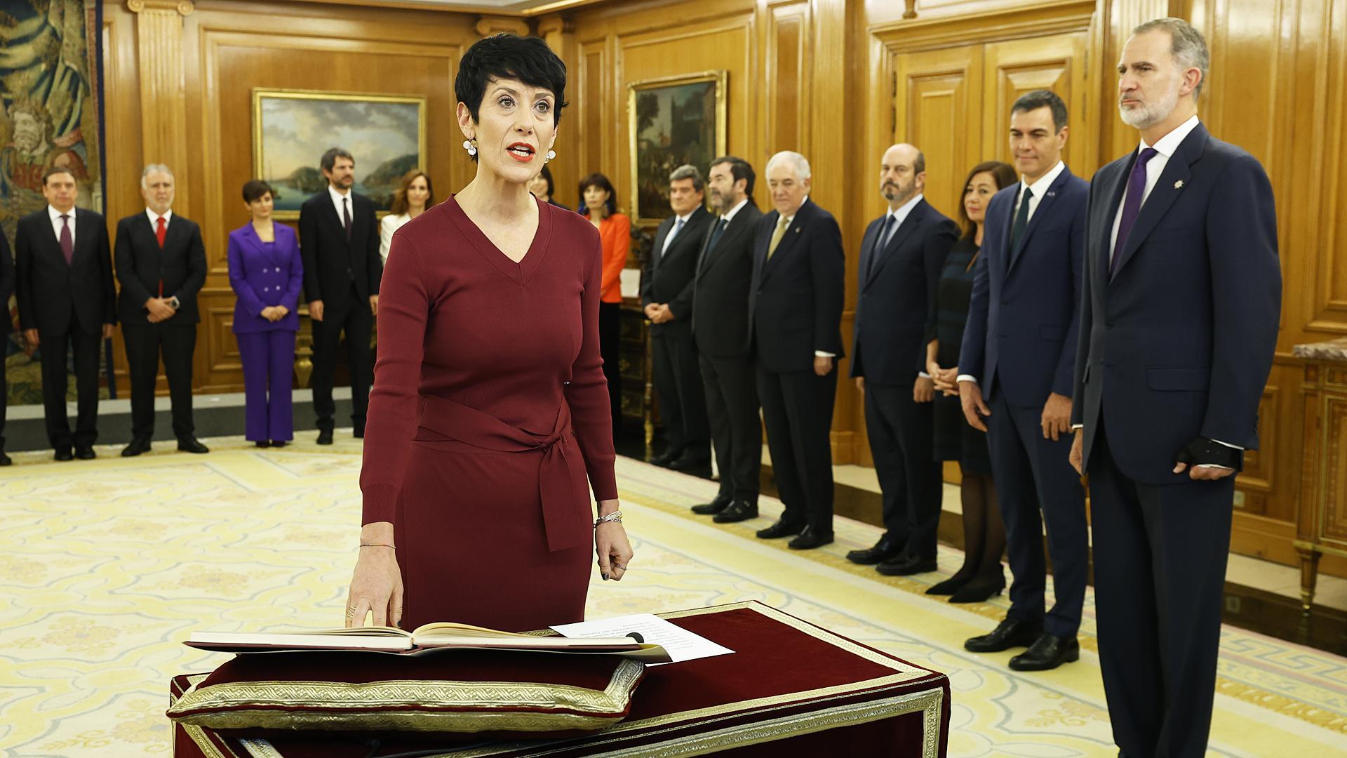 La navarra Elma Saiz en el momento de jurar el cargo como ministra