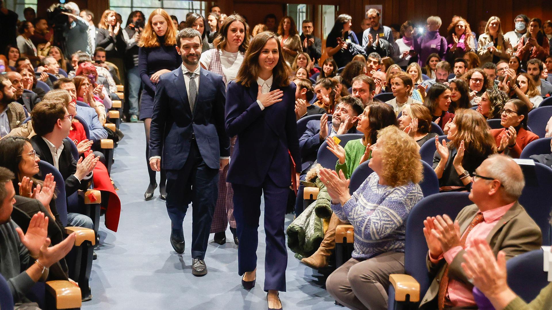 La ministra de Derechos Sociales saliente Ione Belarra (c) agradece los aplausos a su llegada a la ceremonia de traspaso de cartera al nuevo ministro de Derechos Sociales, Consumo y Agenda 2030, Pablo Bustinduy (c-i), este martes en Madrid