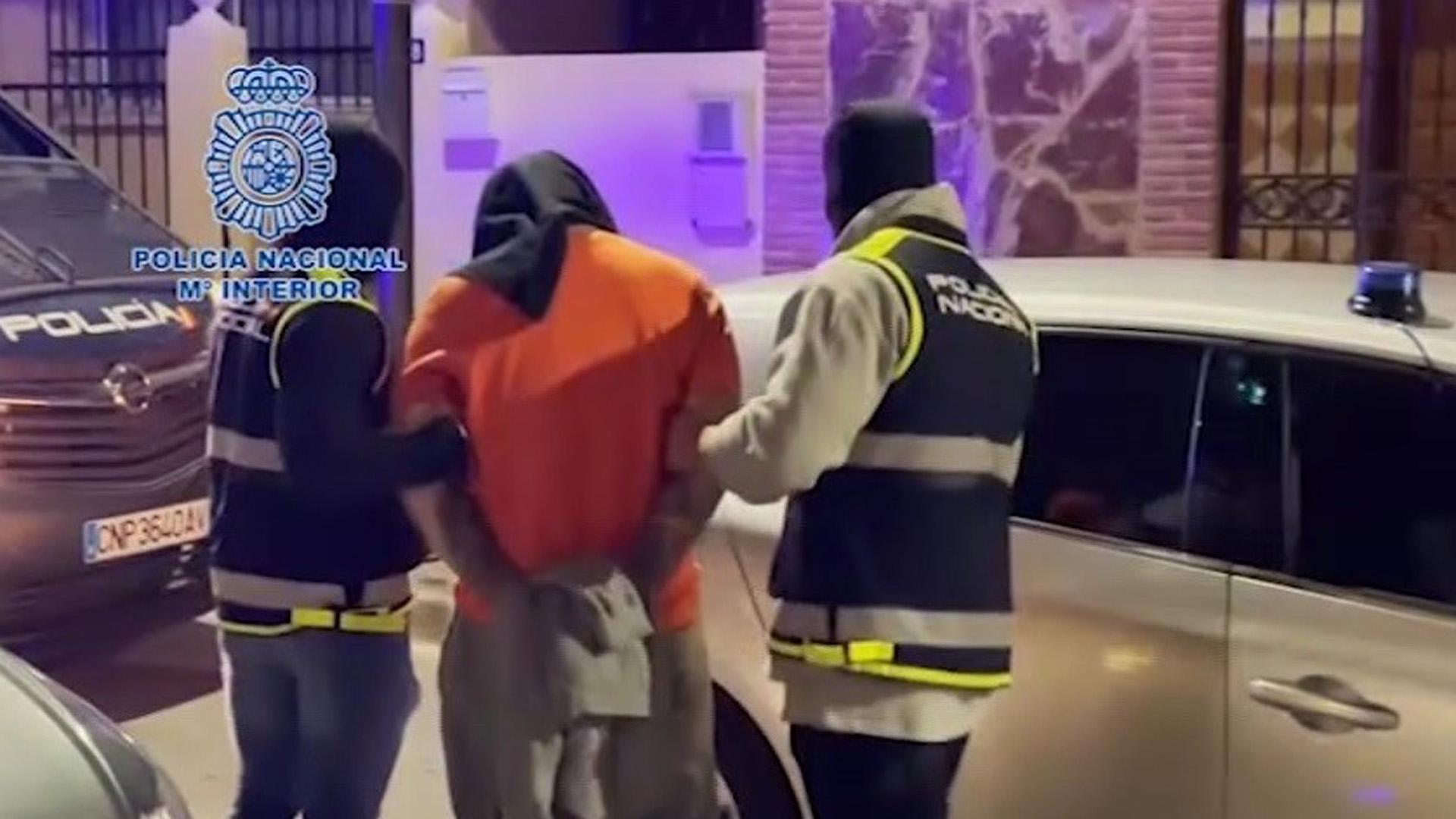 Uno de los detenidos por su implicación en el atentado, custodiado por agentes de Policía Nacional
POLICÍA NACIONAL
21/11/2023