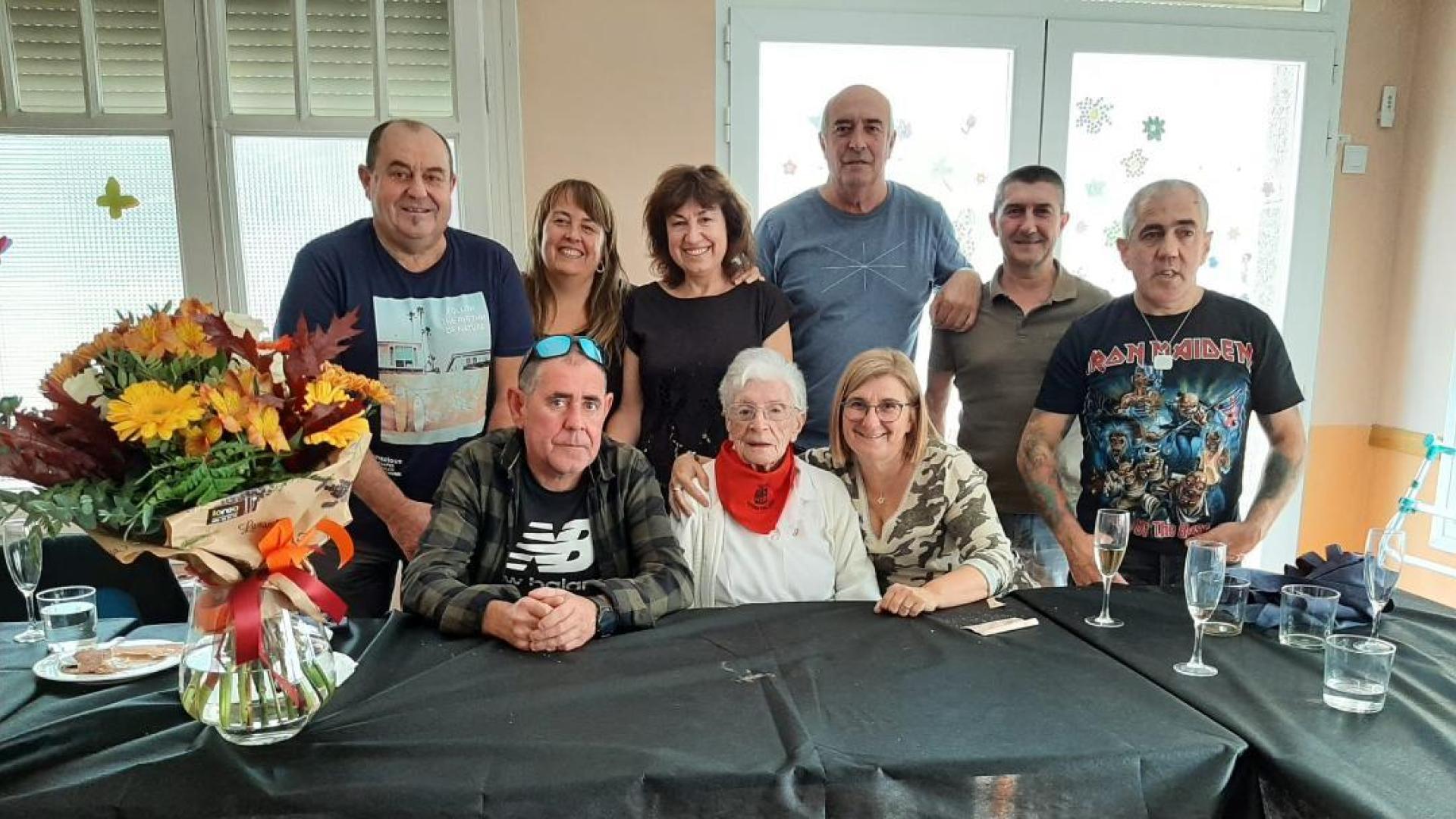 Carmen Arbizu, rodeada de familiares y de representantes del ayuntamiento de Ziordia.
