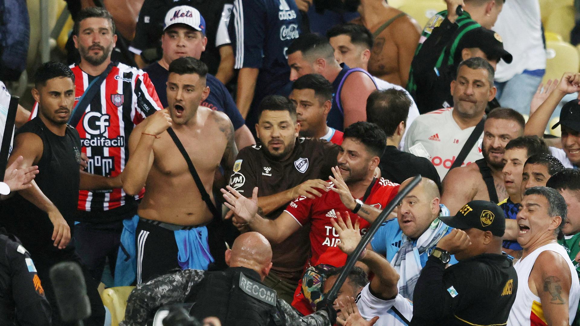 Argentina se retira del campo tras una pelea generalizada en las gradas del Maracaná
