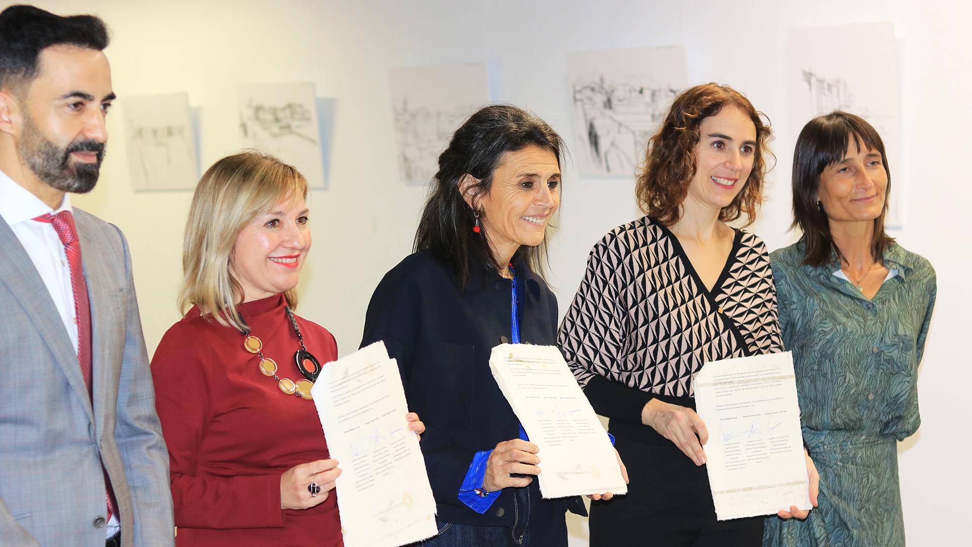 La consejera de Navarra (izda.), País Vasco (centro) y Cataluña (dcha.) sostienen la declaración suscrita