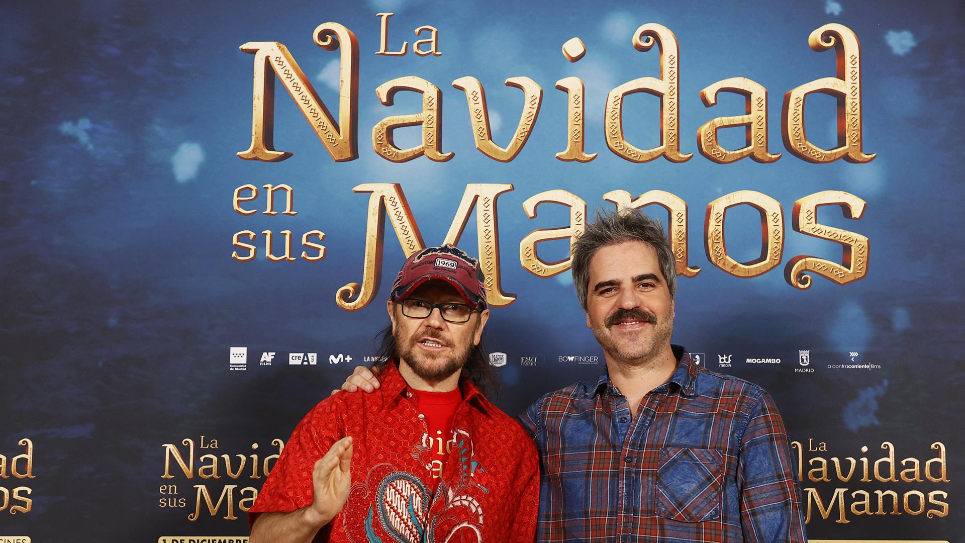 Santiago Segura y Ernesto Sevilla durante la presentación de la película 'La navidad en sus manos'.
