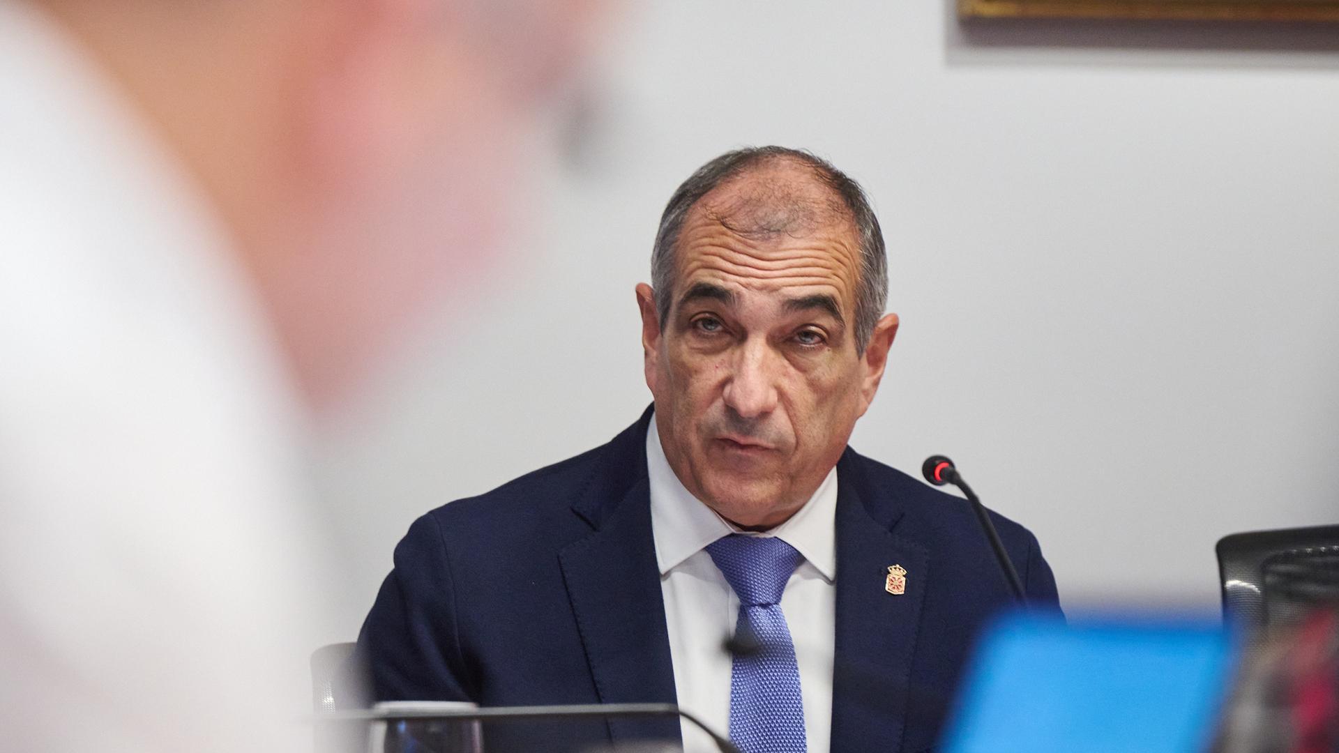 El consejero de Cohesión Territorial del Gobierno de Navarra, Óscar Chivite, durante su comparecencia