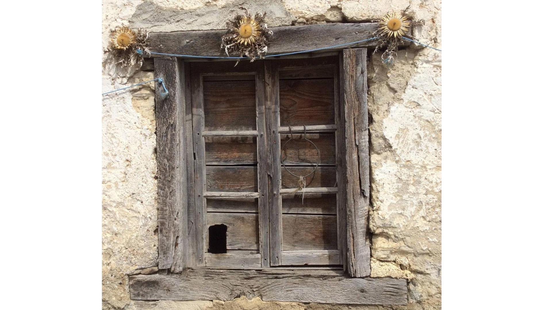 Ventana de una casa en el Pirineo