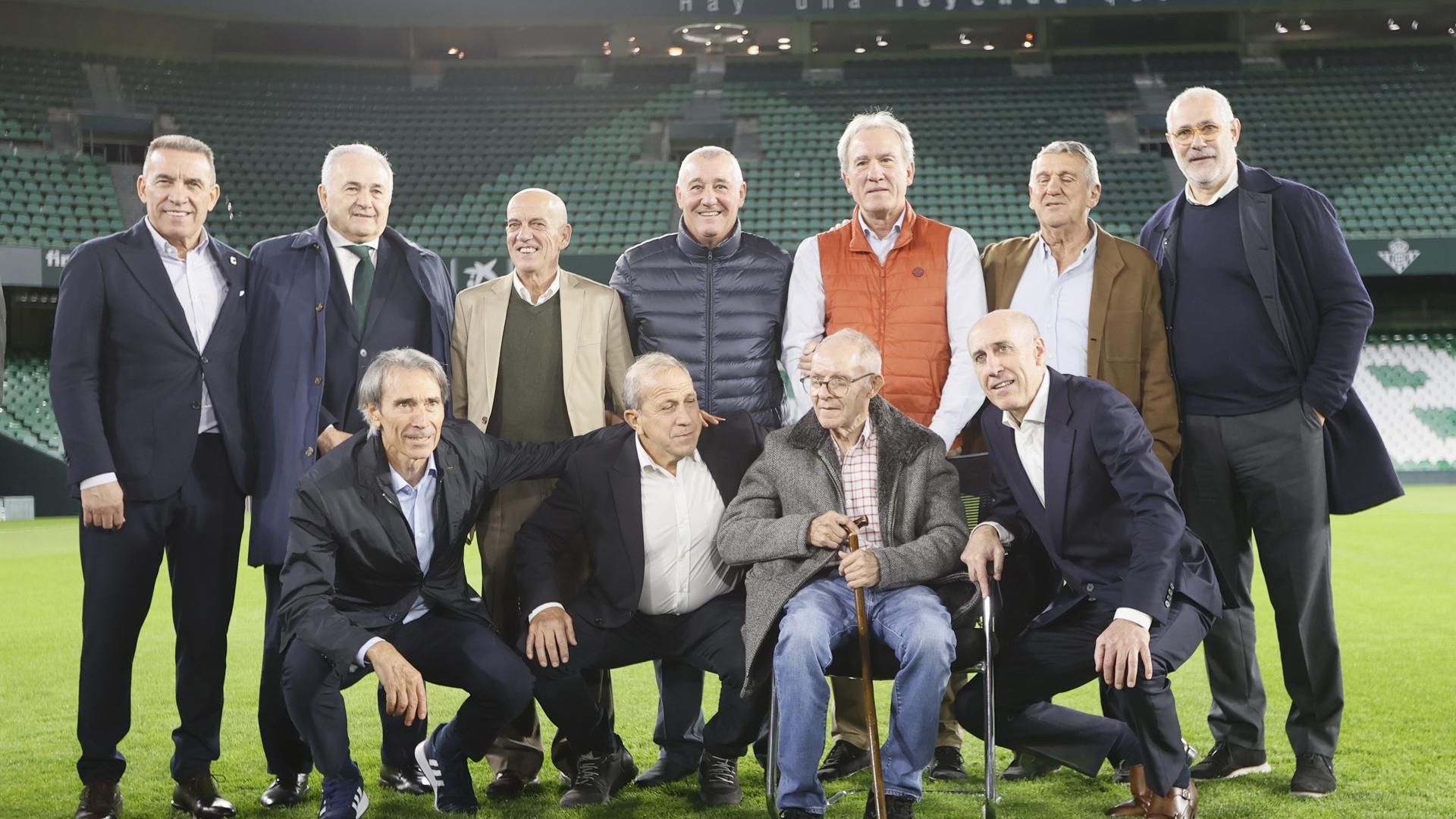 Reencuentro de algunos de los internacionales protagonistas del 12-1 a Malta posan en el Benito Villamarín junto al periodista José Ángel de la Casa