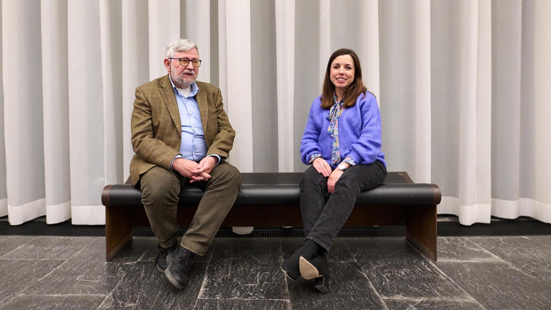 Florencio Domínguez y María Jiménez posan antes de la presentación del libro en Pamplona, en un acto en el Museo de Navarra