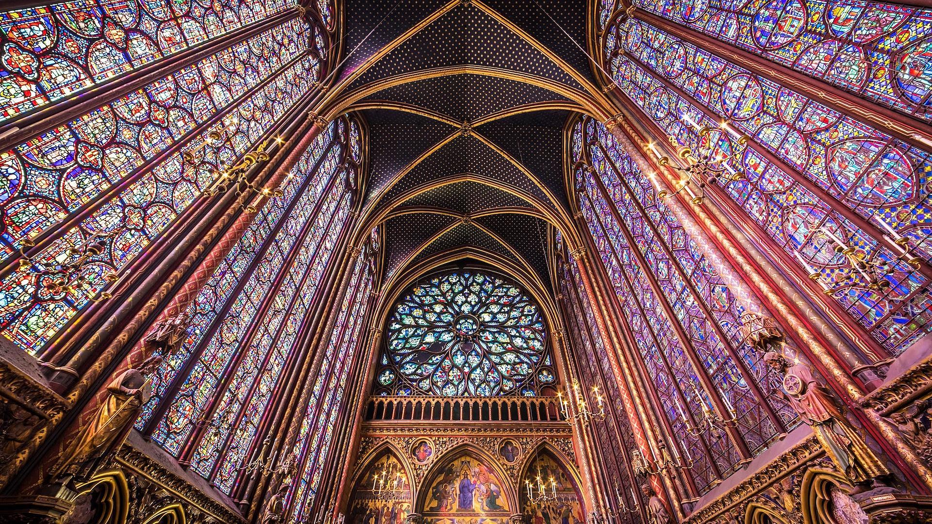 Interior de la Sainte Chapelle, capilla gótica parisina.