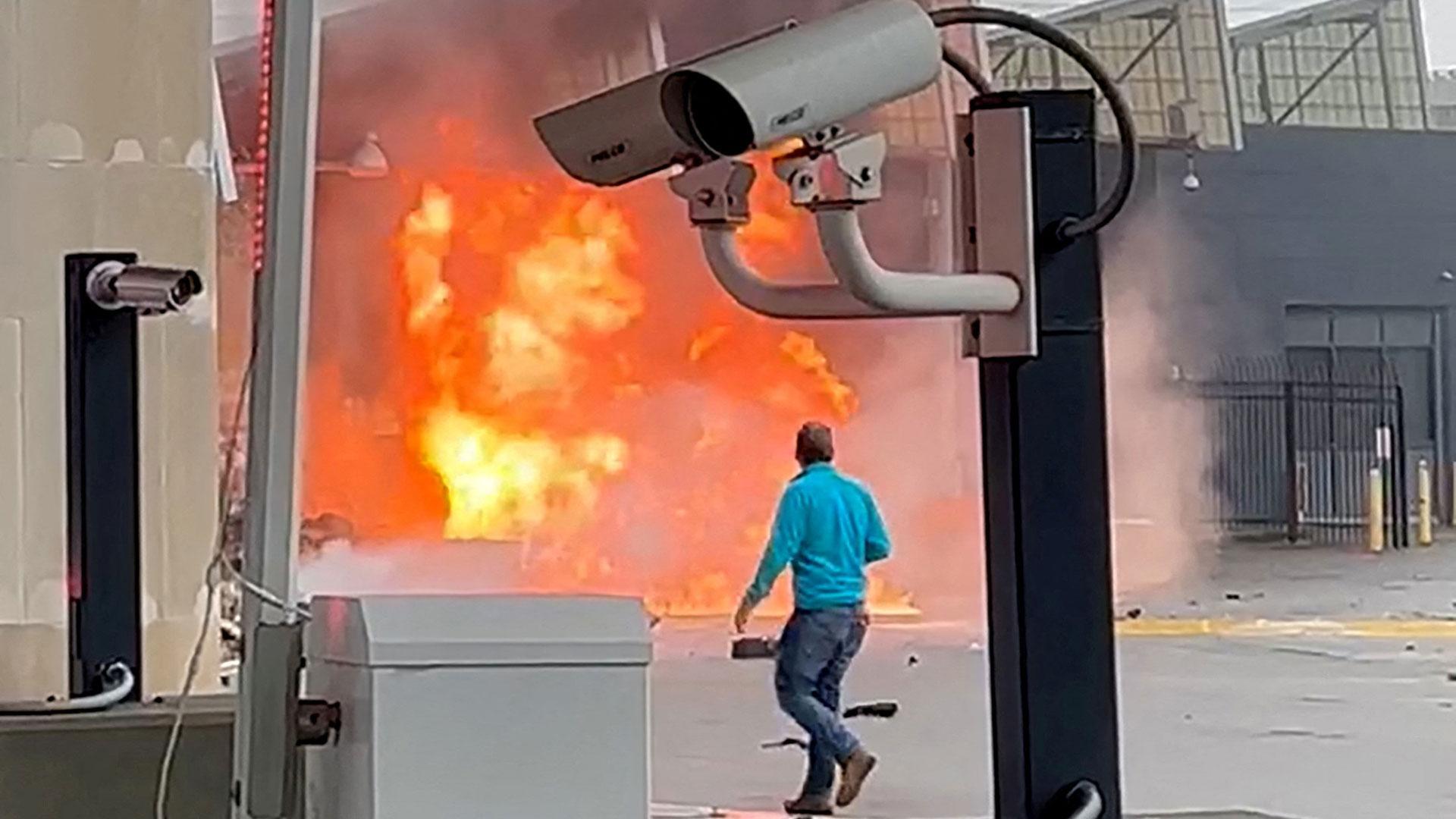 Bola de fuego provocada por la explosión de un coche que se dirigía a toda velocidad hacia el puesto fronterizo de Búfalo, que separa Canadá de Estados Unidos