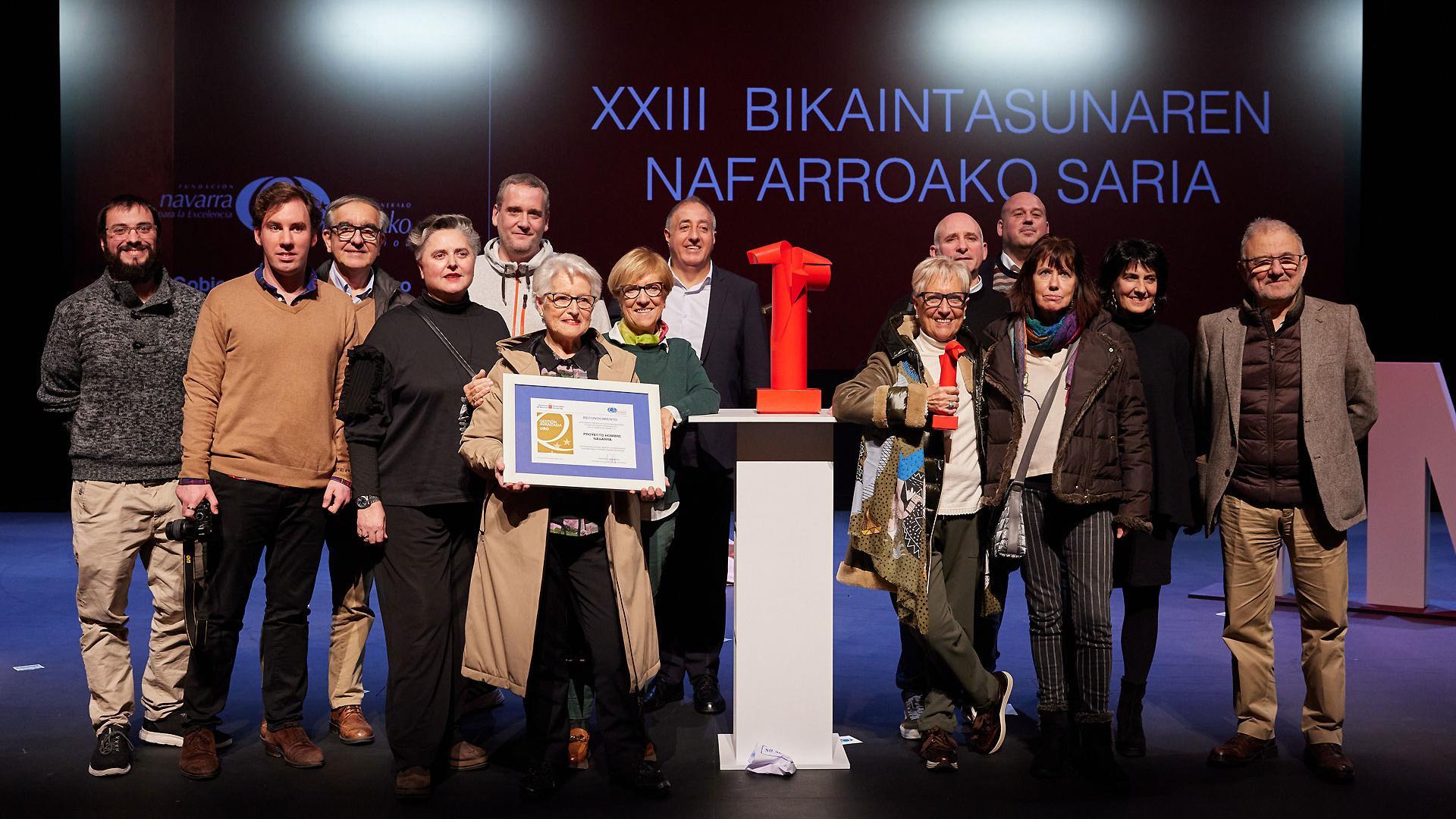Foto de familia tras la entrega del XXIII Premio Navarro a la Excelencia a la Fundación Proyecto Hombre