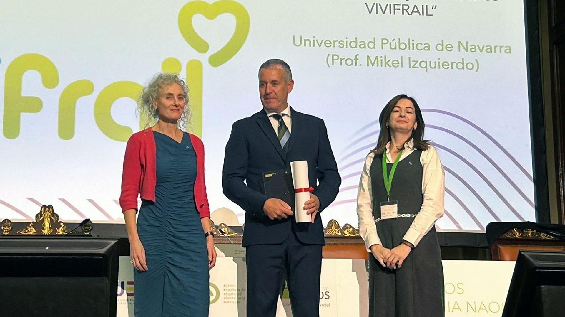De izq. a dcha.: Isabel Peña-Rey, Mikel Izquierdo y Almudena Rollán, durante la entrega del premio