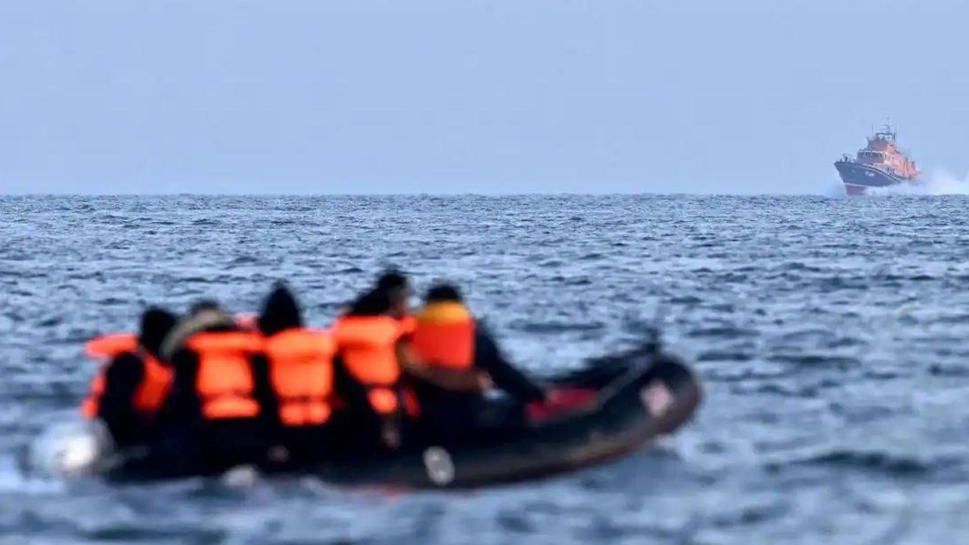 Varios migrantes viajan en un bote inflable a través del Canal de la Mancha