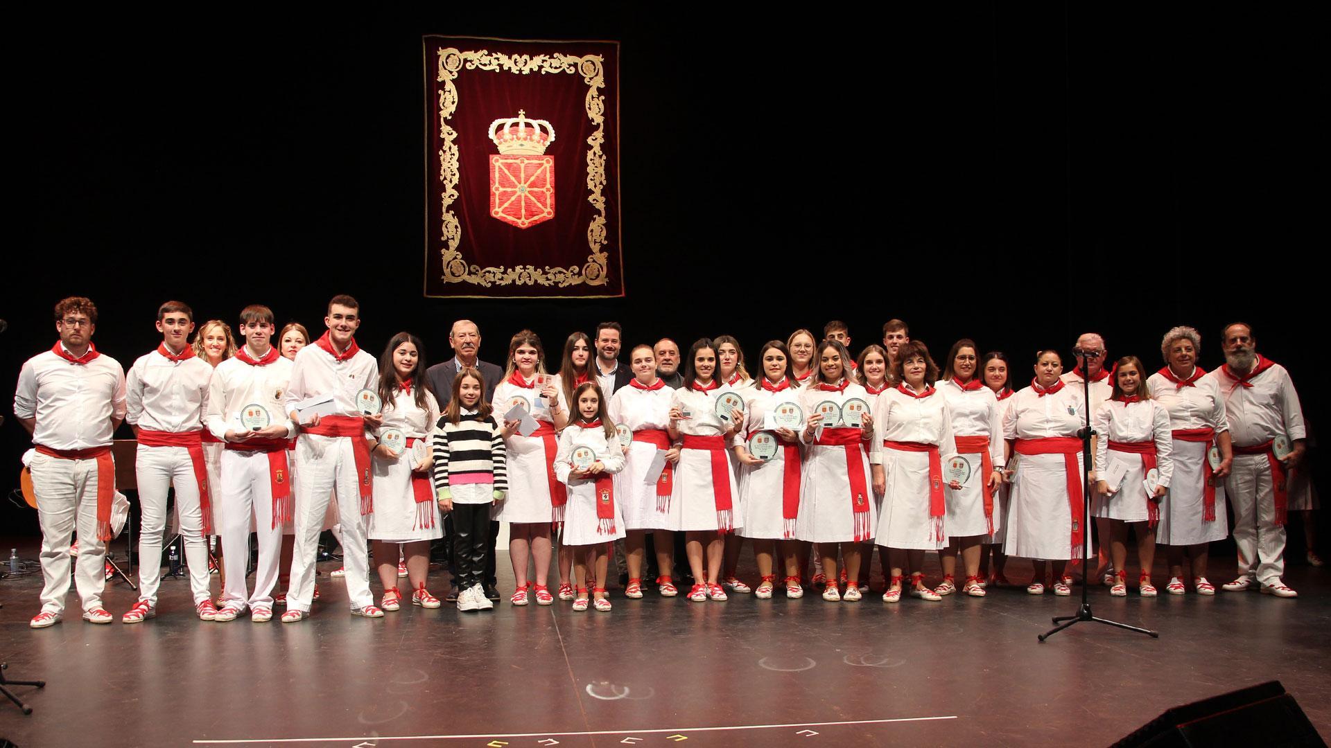 Los premiados y finalistas del XV Certamen de Jotas Ciudad de Tudela celebrado en el teatro Gaztambide