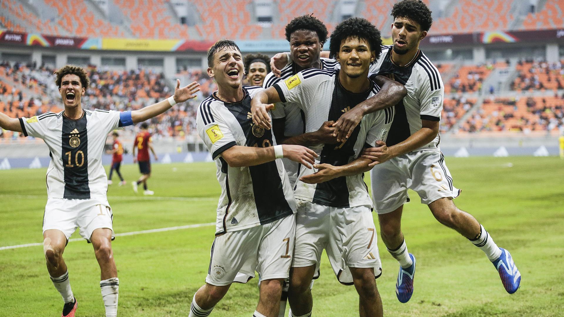Celebración de los alemanes tras anotar el tanto que les daba el pase a la semifinal del Mundial sub-17 dejando a España fuera de la competición./