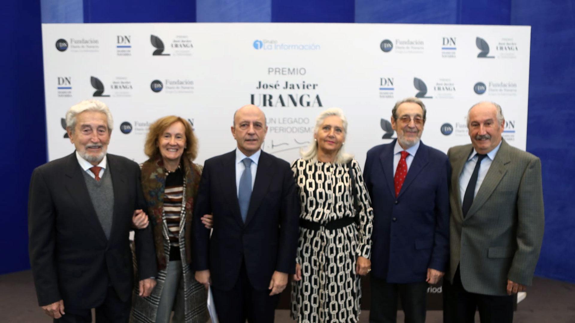 José Antonio Zarzalejos, en el centro, durante el acto de entrega del primer premio José Javier Uranga
