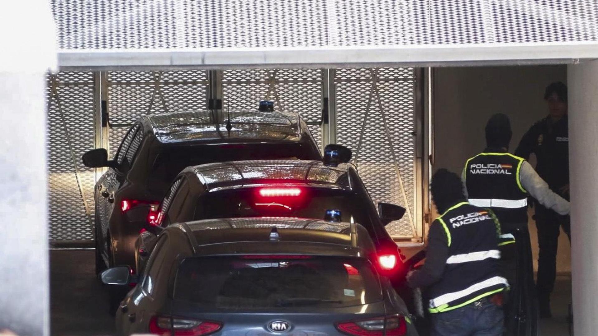Captura de vídeo que muestra la llegada a la Audiencia Nacional en Madrid de los vehículos en los que viajan los tres detenidos en Lanjarón (Granada) y Fuengirola (Málaga) por su presunta relación con el autor del disparo a Vidal-Quadras