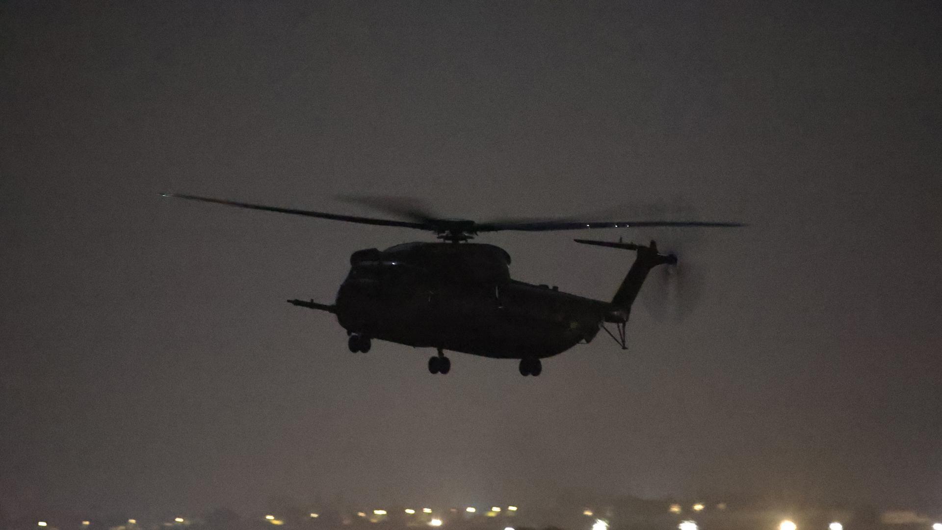 Un helicóptero del ejército israelí se dispone a aterrizar cerca del cruce de Kerem Shalom entre Gaza e Isarel, con el primer grupo de rehenes israelíes liberados