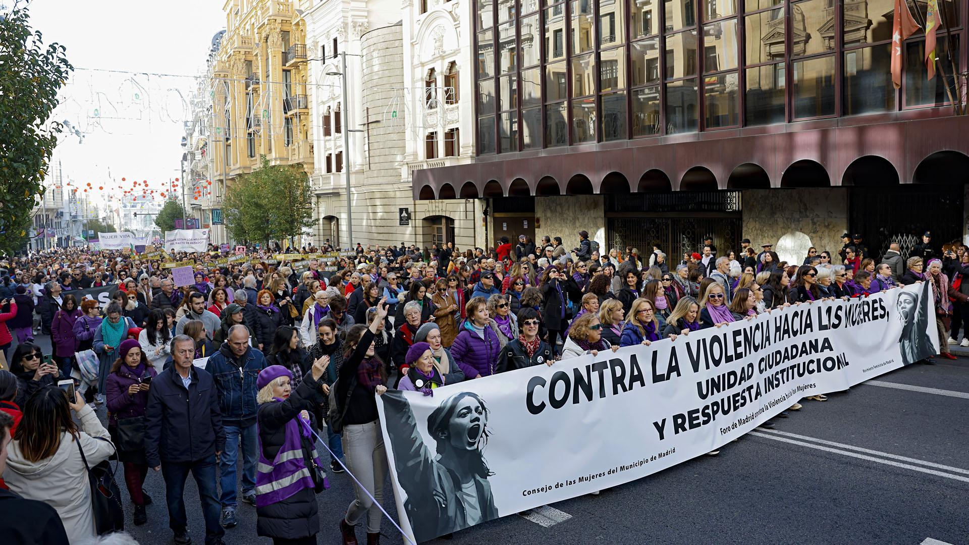 Manifestación del 25N, Día Internacional de la Eliminación de la Violencia contra la Mujer, convocada por el Foro de Madrid Contra la Violencia a las Mujeres por la Gran Vía madrileña