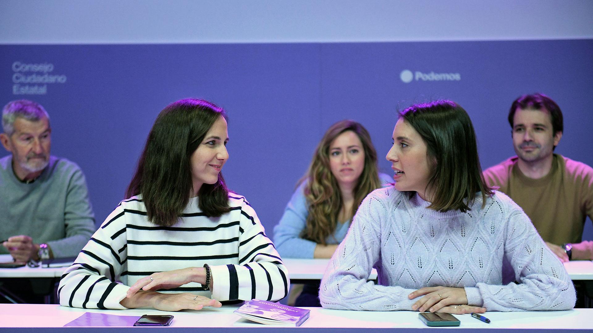 La secretaria general de Podemos, Ione Belarra (i), y la exministra de Igualdad, Irene Montero, durante el Consejo Ciudadano Estatal de la formación morada que se celebra este sábado en Madrid