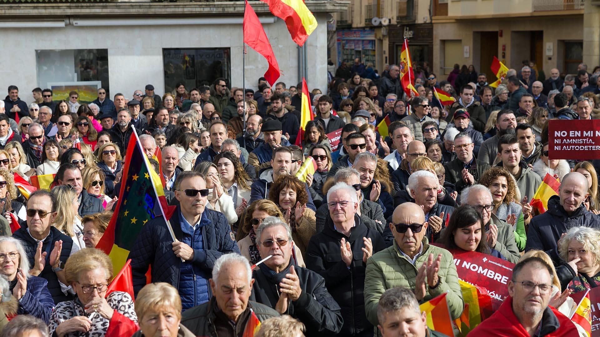 Fotos de la concentración contra la amnistía convocada por Sociedad Civil Navarra en Tudela.