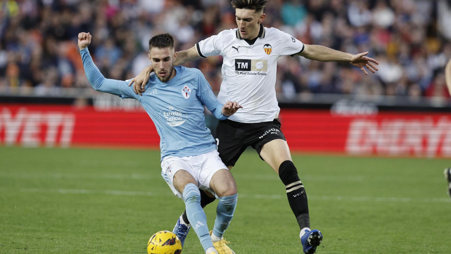 El centrocampista del Valencia Pepelu (d) disputa un balón ante el centrocampista del Celta de Vigo Óscar Mingueza (i) durante el partido correspondiente a la jornada 14 de LaLiga que ambos equipos disputan este sábado en Mestalla.
