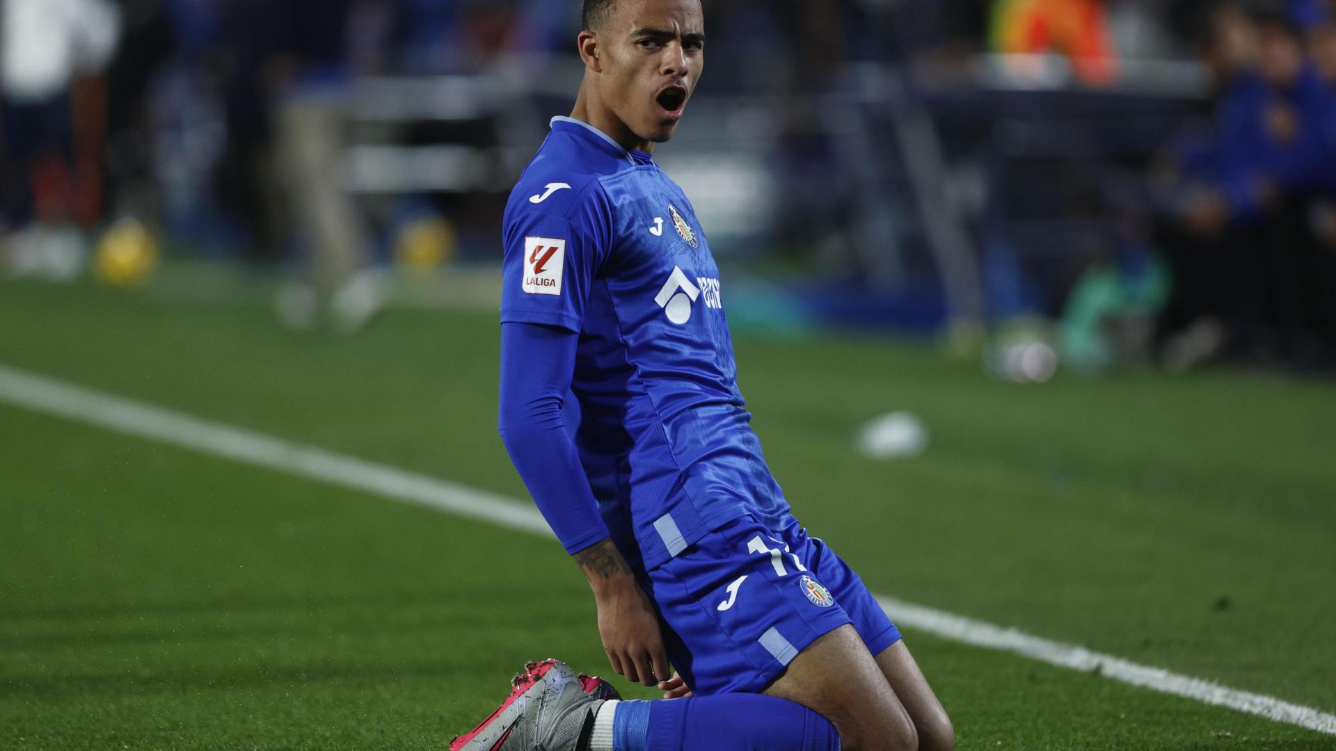 El centrocampista inglés del Getafe CF Mason Greenwood celebra su gol durante el partido de la jornada 14 de LaLiga que Getafe CF y UD Almería