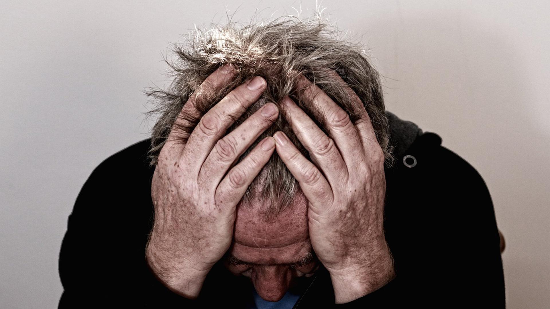 Una persona con migraña