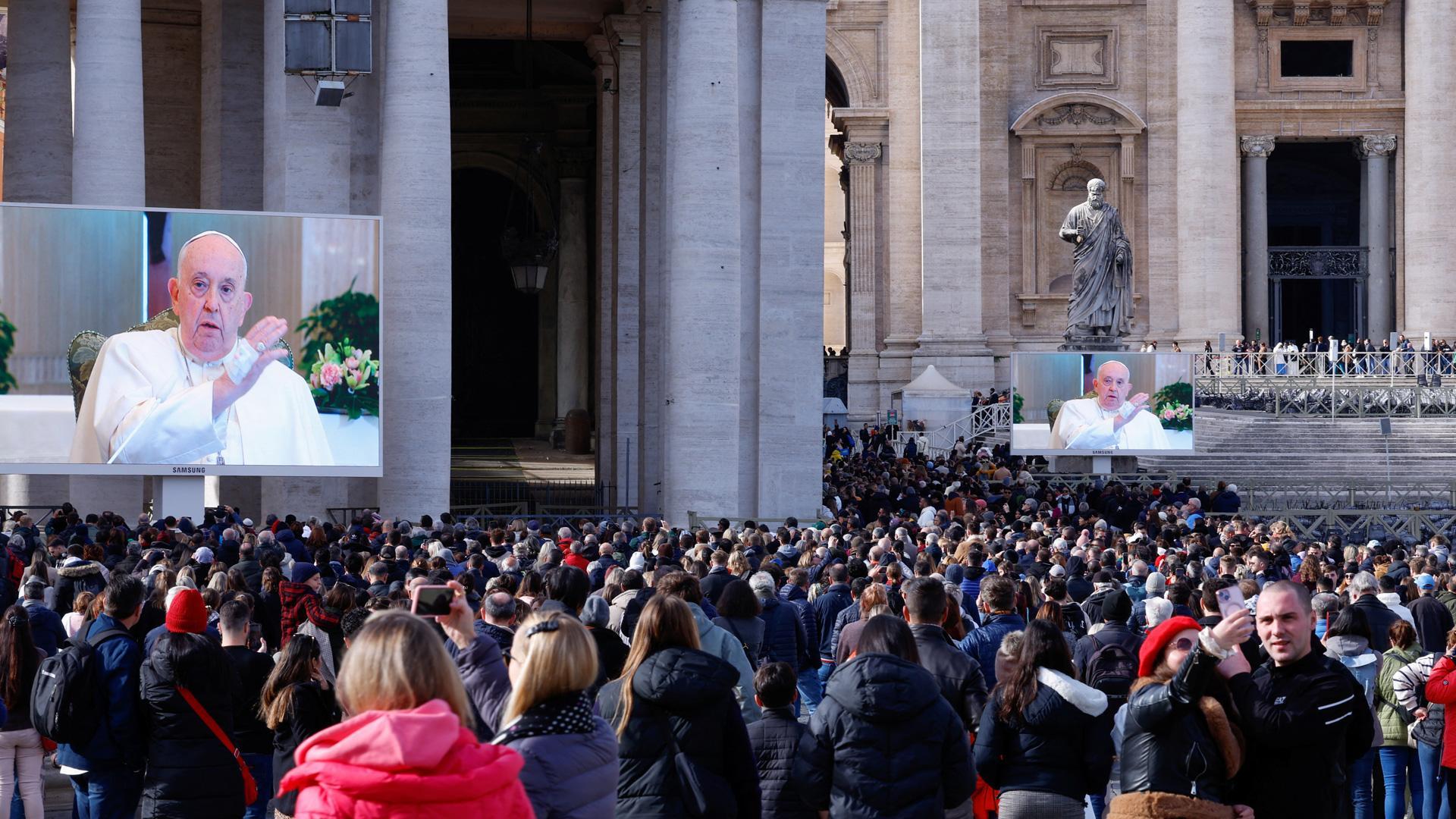 La plaza de San Marcos, con las pantallas en las que se ha podido seguir el angelus rezado por el papa