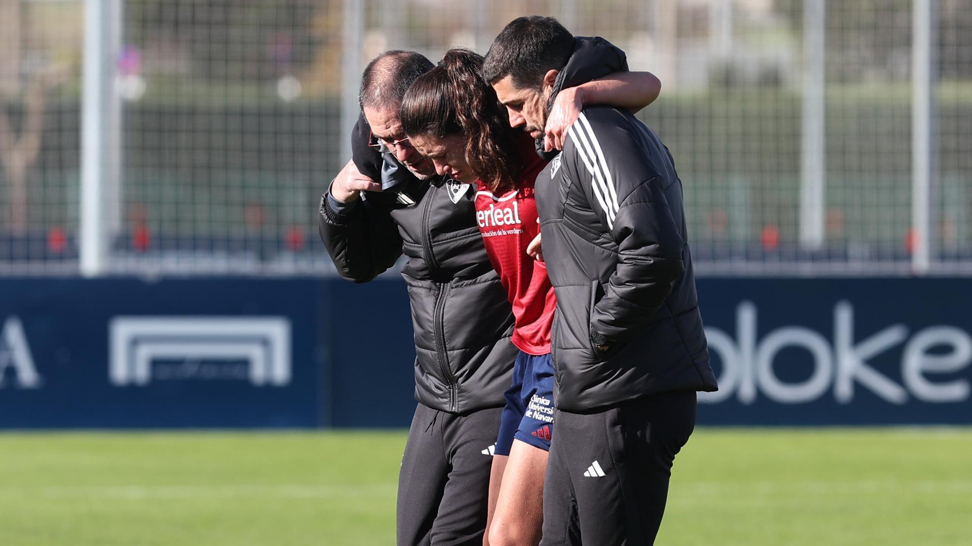 Celia Ochoa abandona el campo lesionada