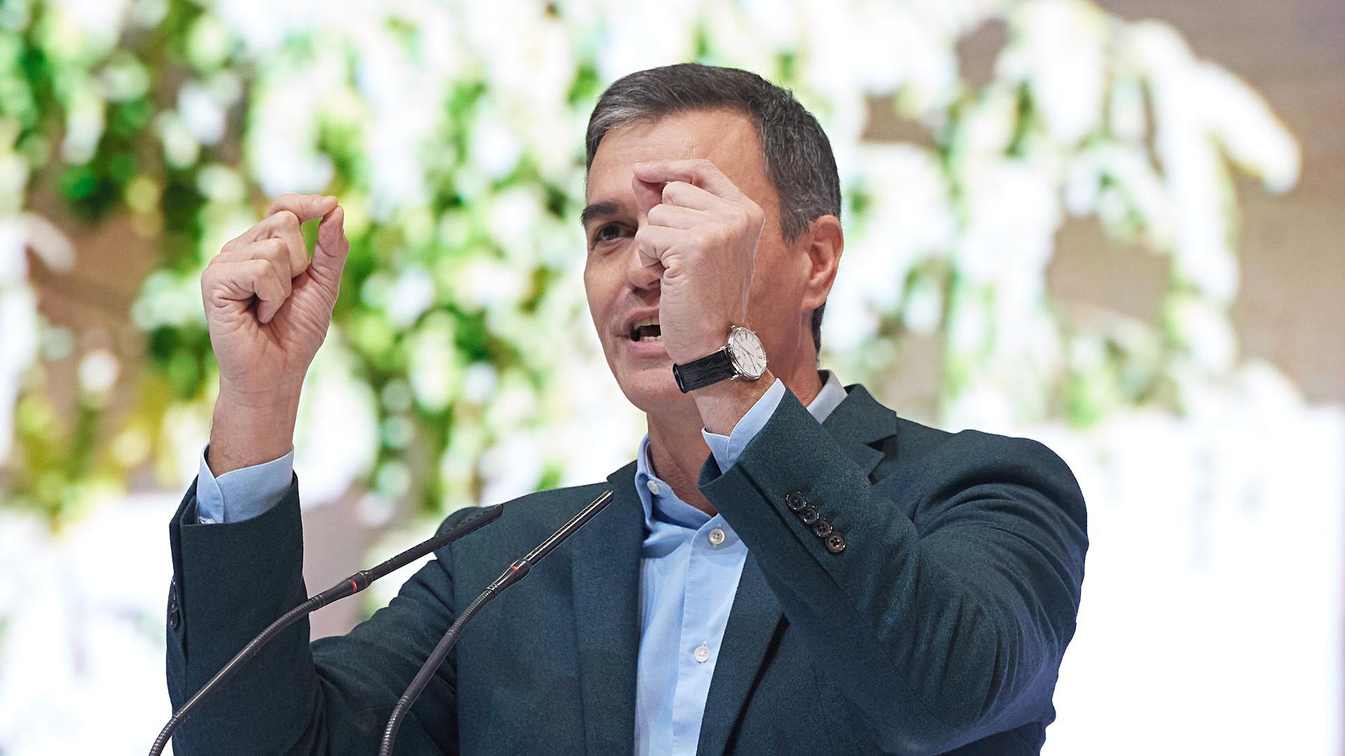 El secretario general del PSOE y presidente del Gobierno, Pedro Sánchez, interviene durante un acto del PSOE en IFEMA