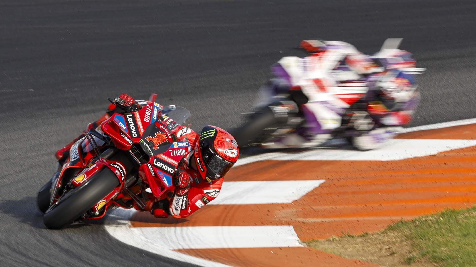 El piloto y campeón del mundo de Moto GP, Pecco Bagnaia , en carrera en el circuito "Ricardo Tormo" en Cheste (Valencia)